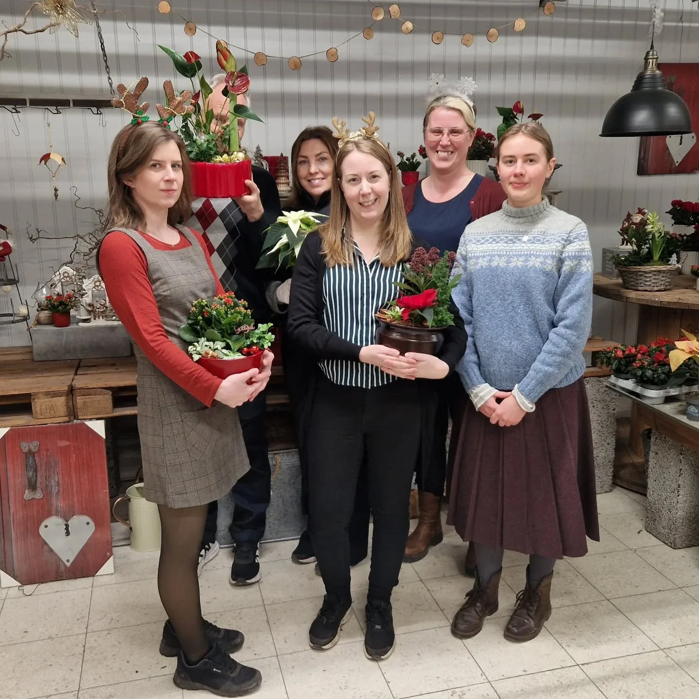 Vi vill &ouml;nska er alla en God Jul!

Hoppas ni f&aring;r en lugn och mysig jul med god mat och trevligt s&auml;llskap. 

Vi kommer att ha butiken &ouml;ppen 10-13 idag p&aring; julafton. 

V&auml;lkommen in och fixa det sista till julmyset.