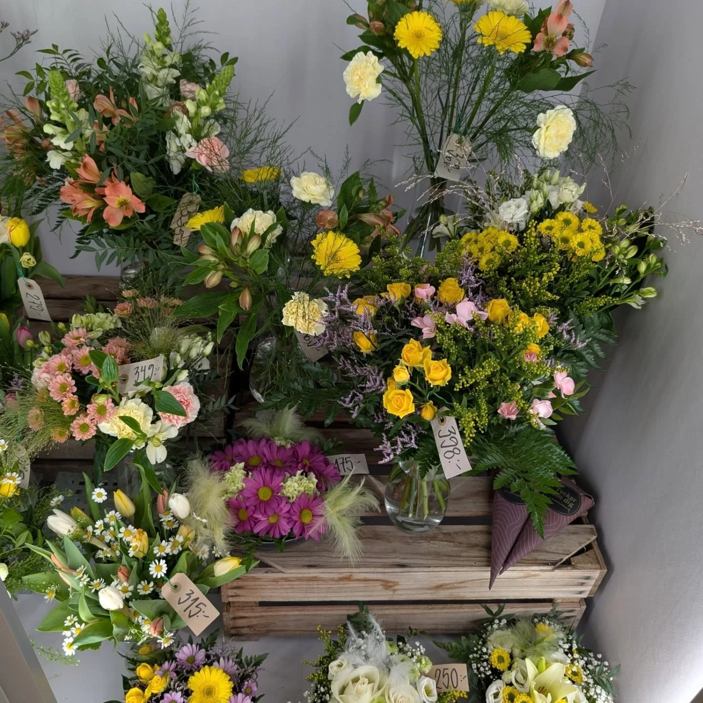 🌼 P&aring;skbuketter och arrangemang! 🌼
Vi har fyllt snittkylen med floristbundna buketter och snittarrangemang, och i butiken finns presentp&aring;sar och planteringar att frossa i! Hittar du inget f&auml;rdig som du vill ha s&aring; fixar vi ihop