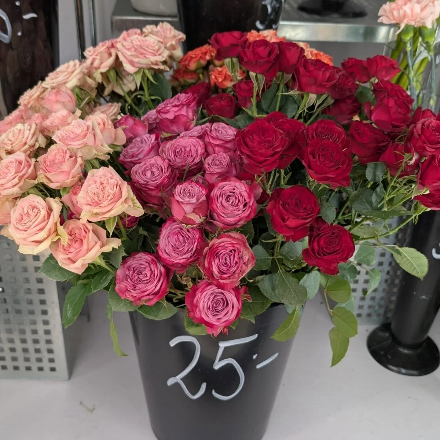I helgen hittar du tjusiga kvistrosor i snittkylen till specialpris 25 kr st (ord. Pris 55 kr st).

&Auml;ven l&auml;ckra buketter 🌹

@interplantroses @worldofsprayroses @hukra_flowerexport #kvistros