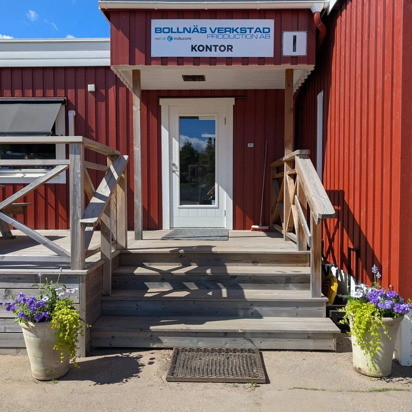 Sommarsnyggt vid entr&eacute;n!

Idag har vi planterat sommarblommor hos en av v&aring;ra f&ouml;retagskunder. Och visst blir det ett lyft med blommande krukor vid entr&eacute;n?