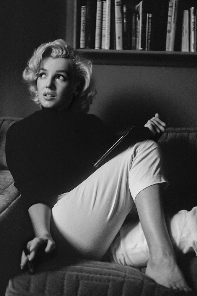 marilyn-monroe-reads-a-book-at-home.jpg