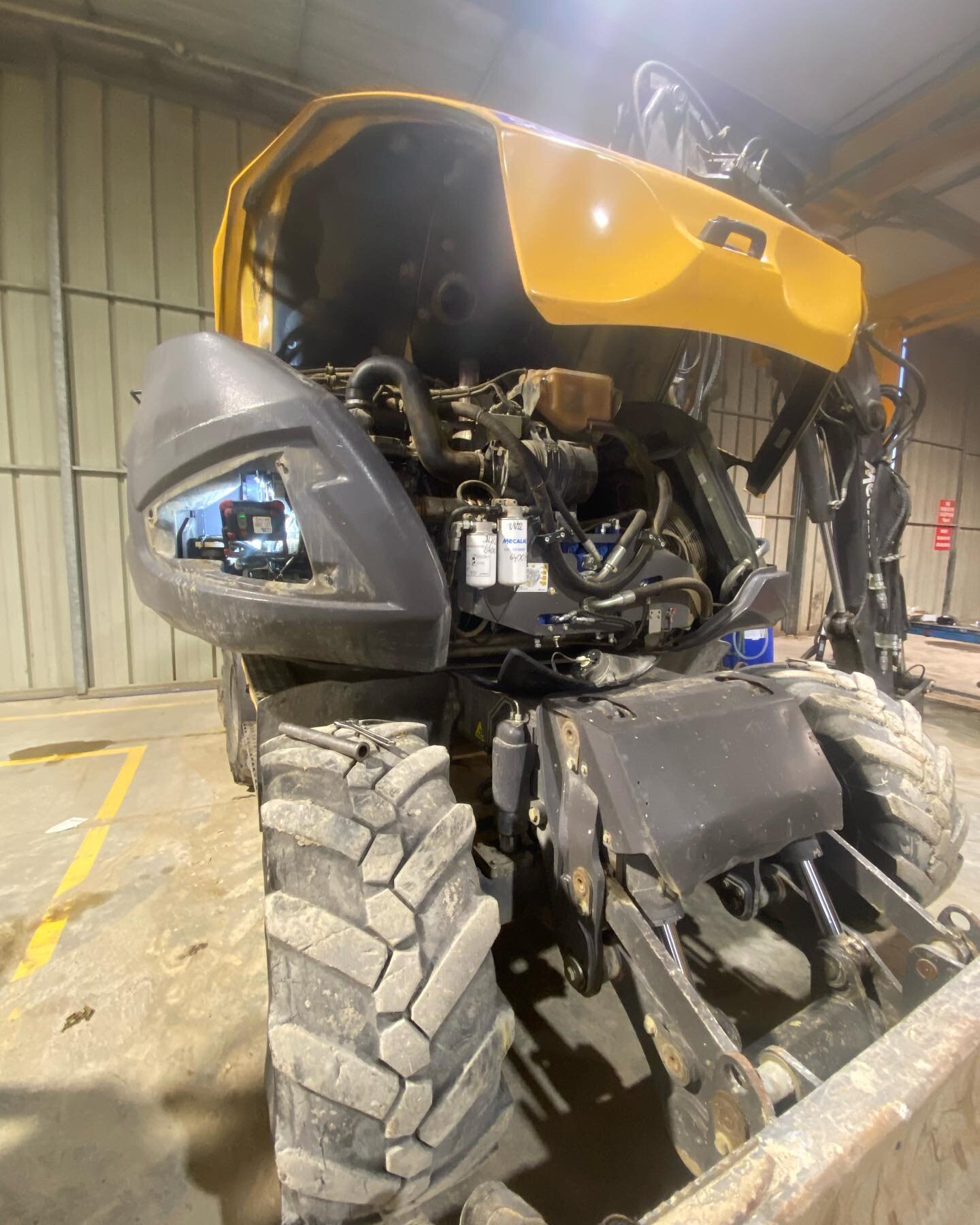Mecalac 15mwr Changement pompe à eau #mecalacfrance #mecalac15mwr