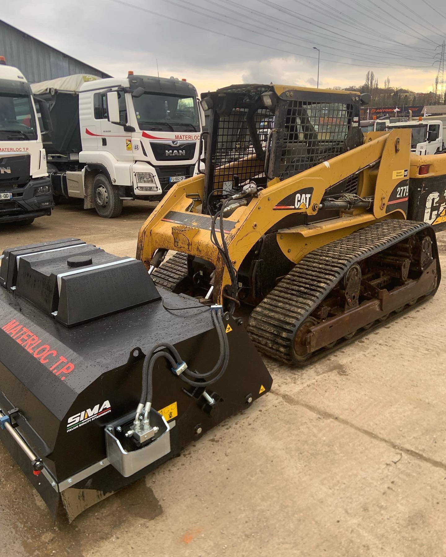 Caterpillar 277b. Installation caméra de recul et installation de cette balayeuse hydraulique #caterpillar #grandparis #grandparisexpress