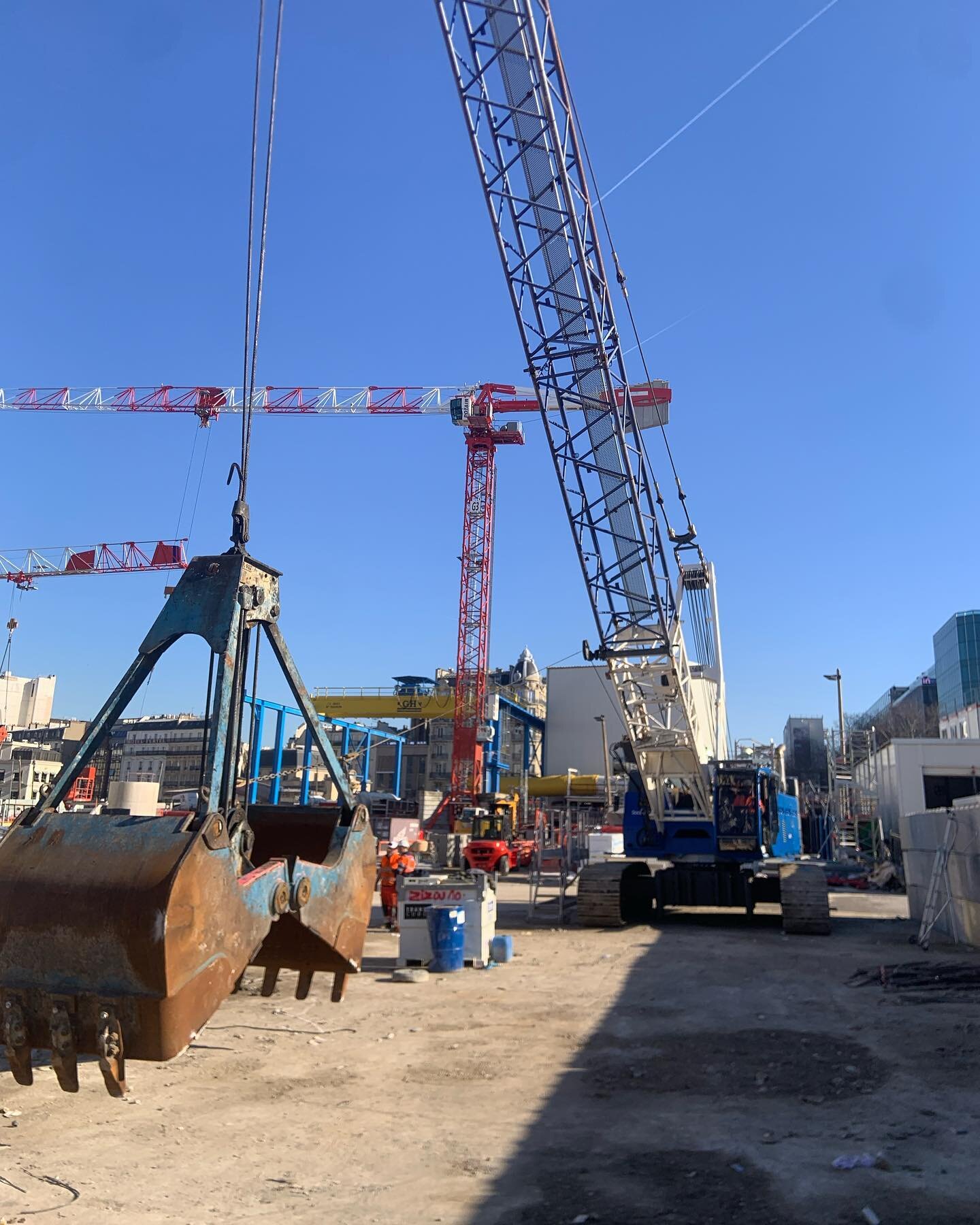 Pelle à câble Liebherr 855 100tonne Changement des deux rampe d’injection sur ce moteur v8 Plus assemblage et essaie sur chantier