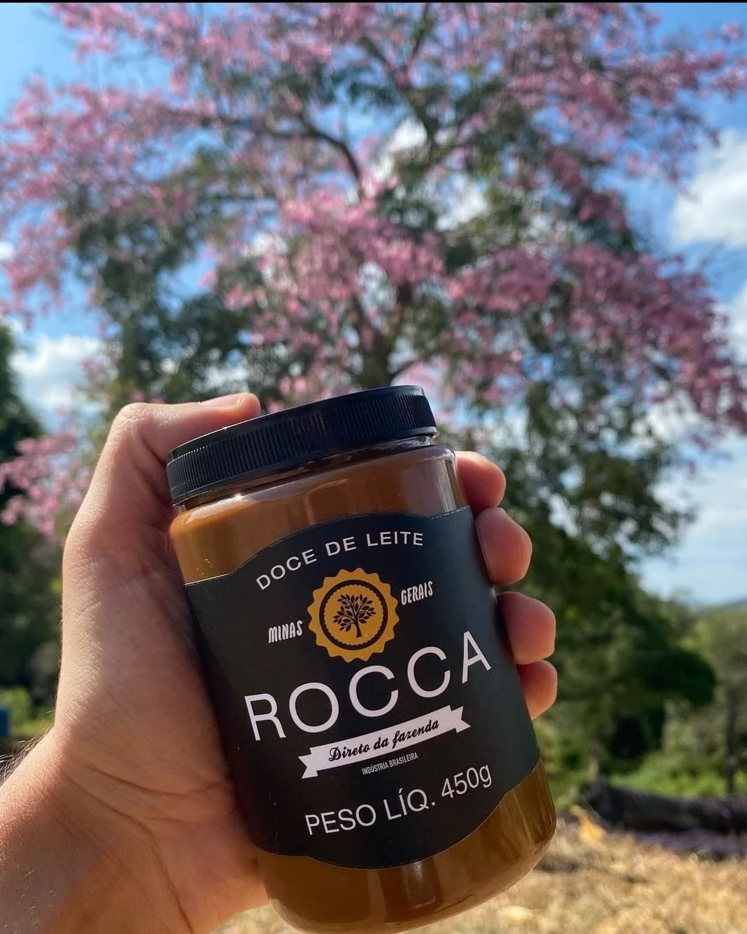 Pote de doce de leite Rocca em paisagem na Fazenda Zé Pequeno