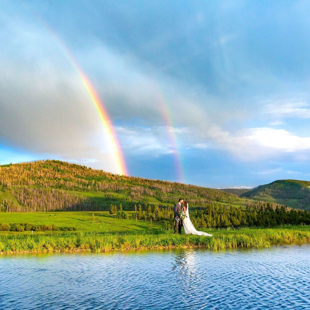 Happy Earth Day! 🌎🌿🌄🌈 We're lucky enough to be surrounded by the breathtaking beauty of the Colorado Rocky Mountains. These views make for a pretty unforgettable wedding backdrop! 

📸: @ashleymckenziephotography 

#strawberrycreekranchweddings #