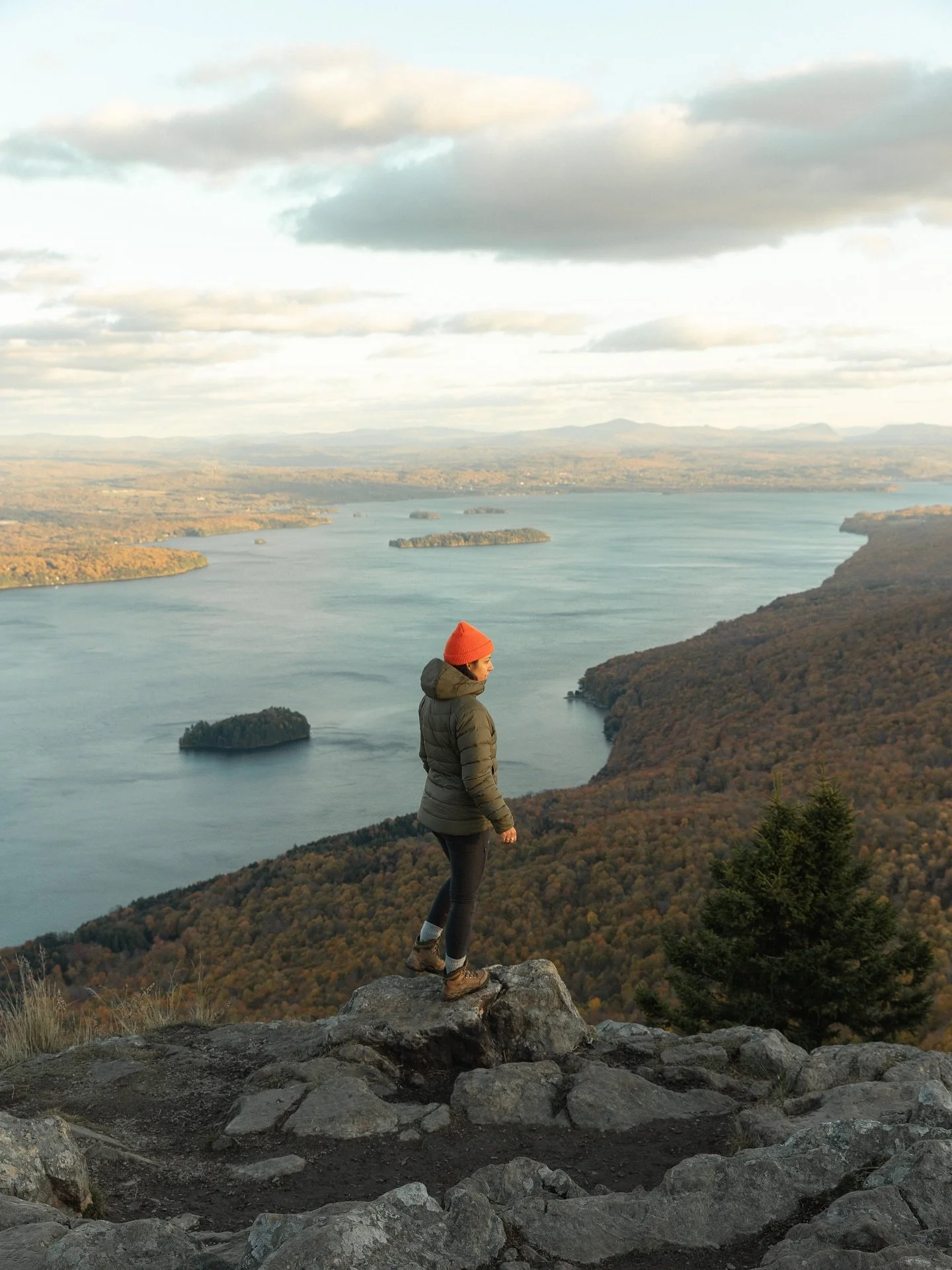 Spectacle d&rsquo;automne 🤎 Rien de mieux qu&rsquo;une rando au Mont Owl&rsquo;s Head pour profiter des couleurs dans les Cantons-de-l&rsquo;Est 🍂 C&rsquo;&eacute;tait tellementttt beau de voir la montagne se transformer &agrave; cette p&eacute;rio