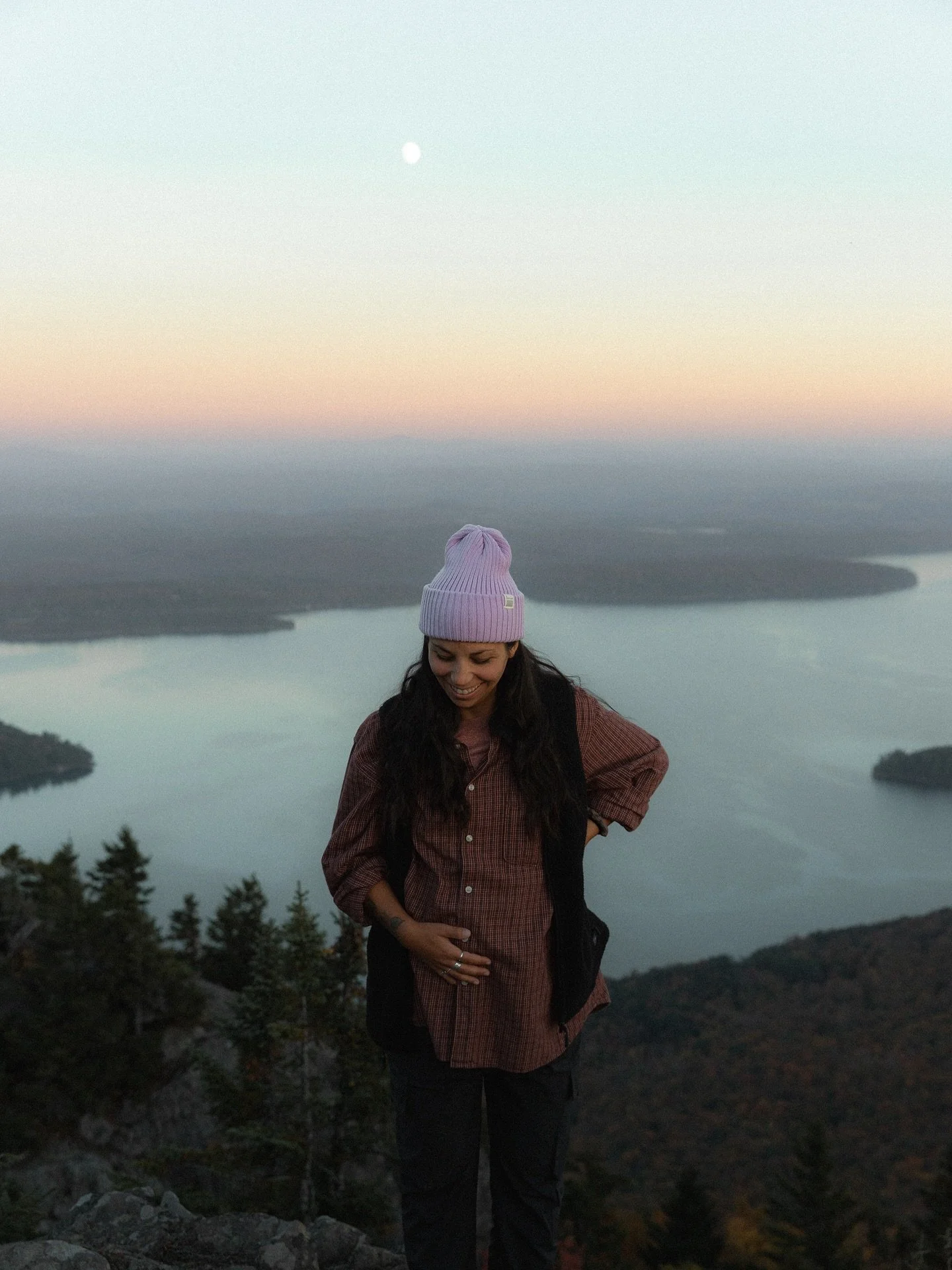 Autumn light, a glowing moon, and my favourite little hiking partner on board 🍂🌙🐻

#tourismequebec&nbsp;#explorecanada&nbsp;#parcscanada&nbsp;#explorequebec&nbsp;#fallcolours