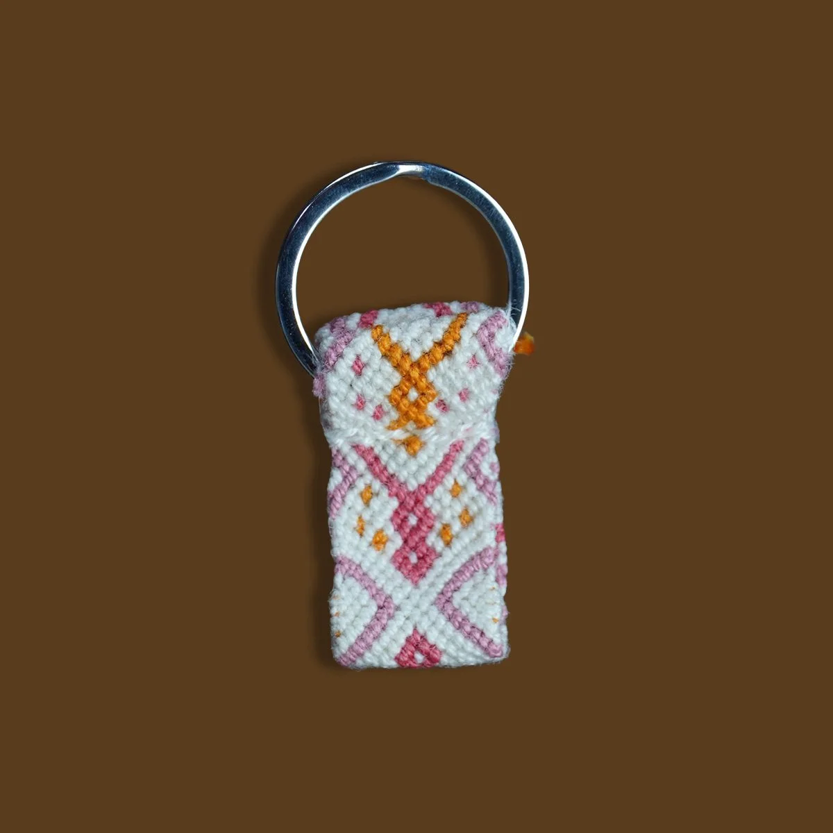 llavero blanco y rosa 2.jpg
