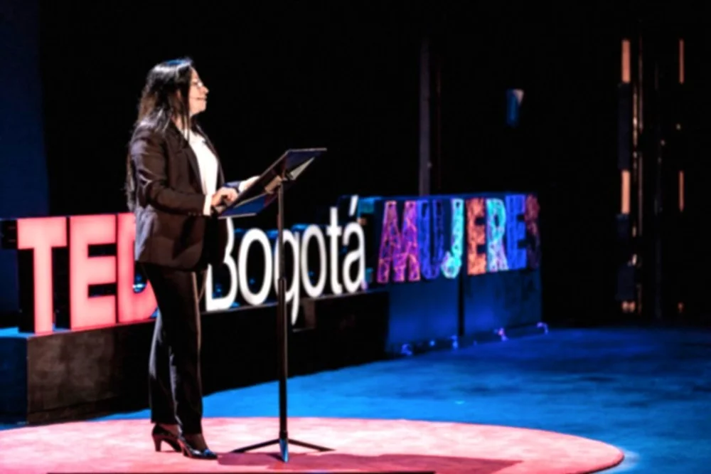 Ruth Chaparro en el escenario de TEDxBogotáMujeres