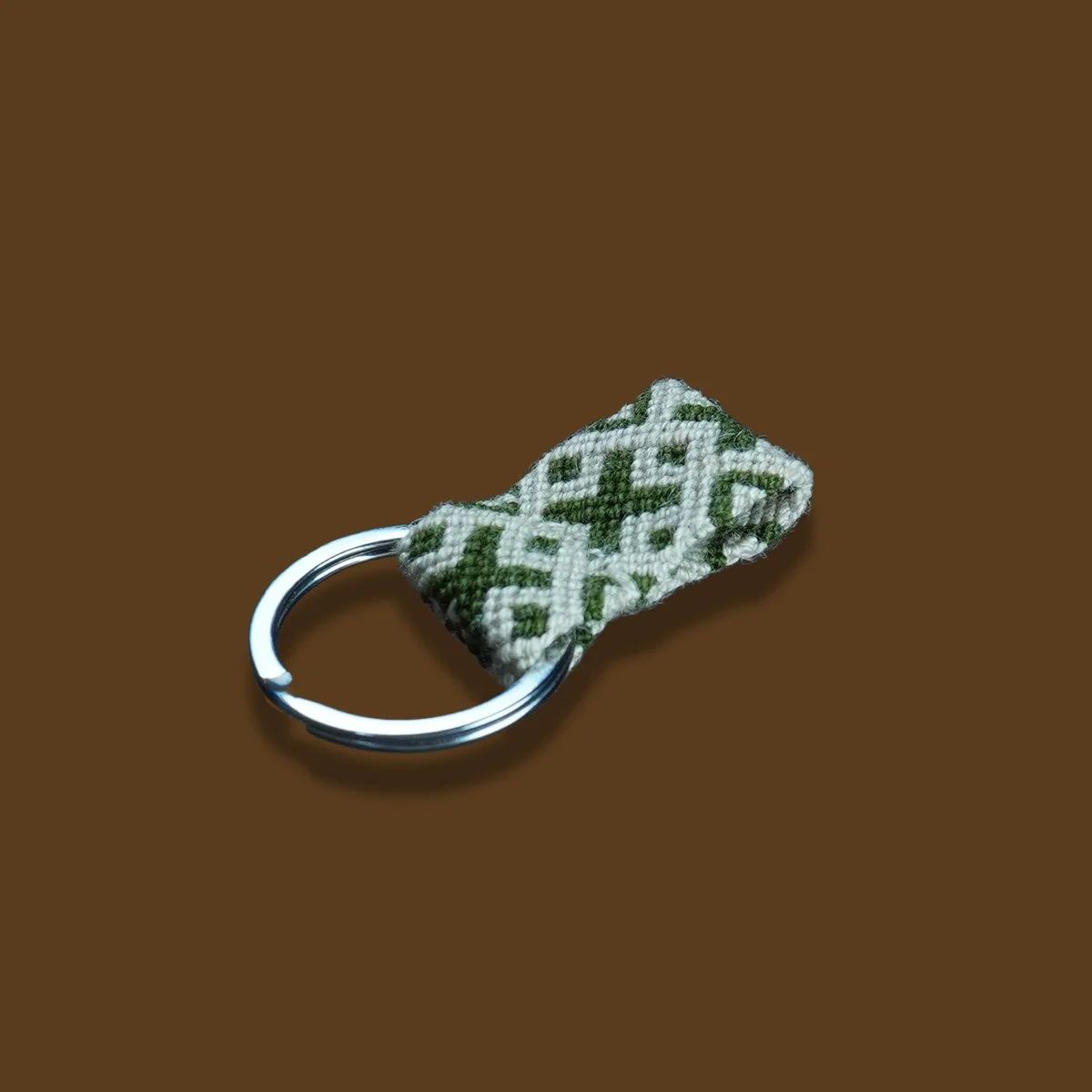 llavero verde y beige 1.jpg