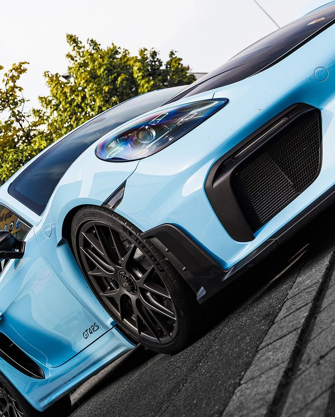 PTS Gulfblue GT4 RS with exposed carbonfiber accents. 🩵 
This was one of many visitor cars at the Sportec Event in H&ouml;ri ZH.

🚗 @gulfingcorners 
📆 @sportec_ag 

@porsche.ch 

#porschemoment #porsche #porschegt4rs #gt4rs #gulfblue #carbon #pors