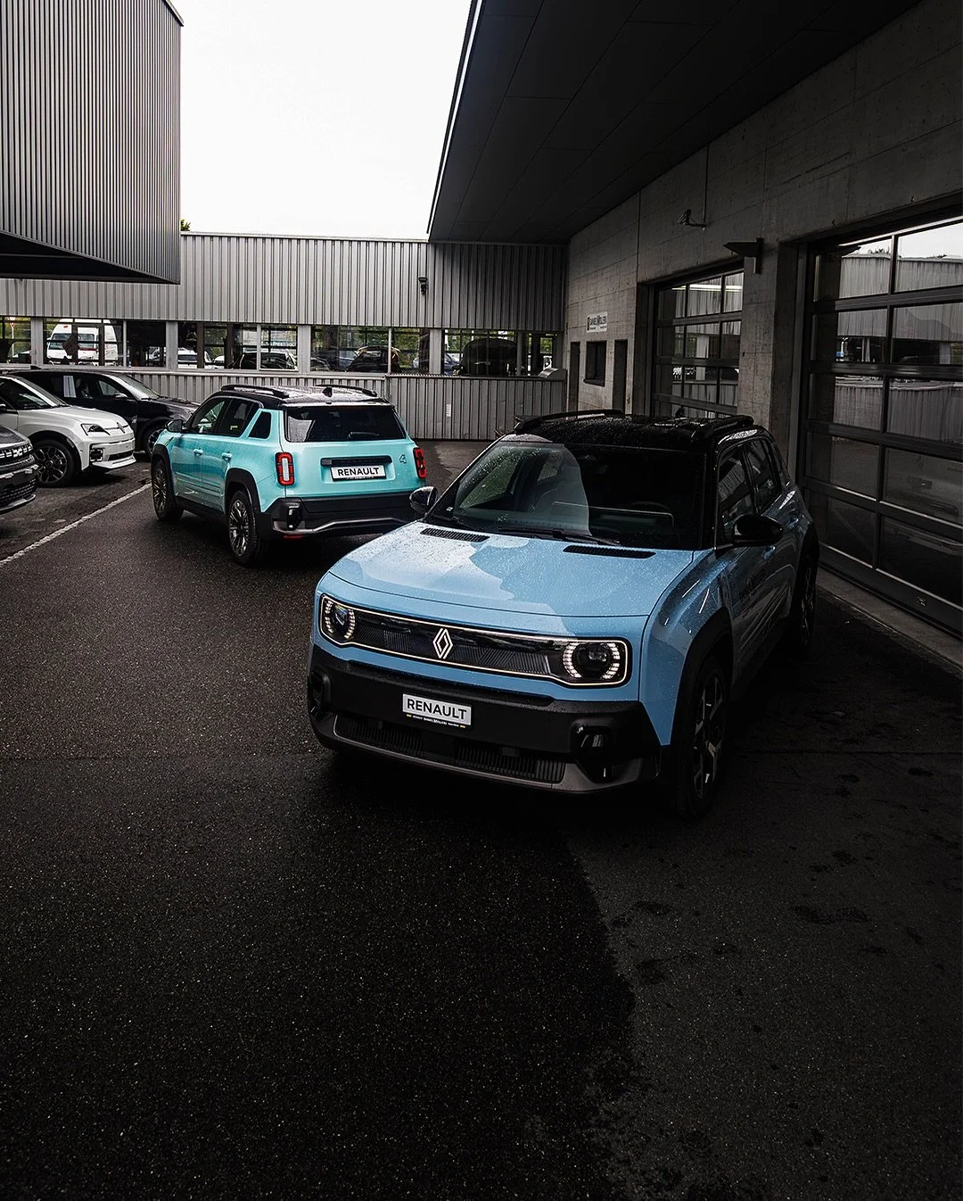 Die Neuauflage des Renault 4 ist da! Welche der zwei Farben gef&auml;llt euch besser? Stimmt ab!

🚙 @garagedanielmuellerag 

@renault_suisse @renault_france 

#renault #r4 #renaultr4 #retro