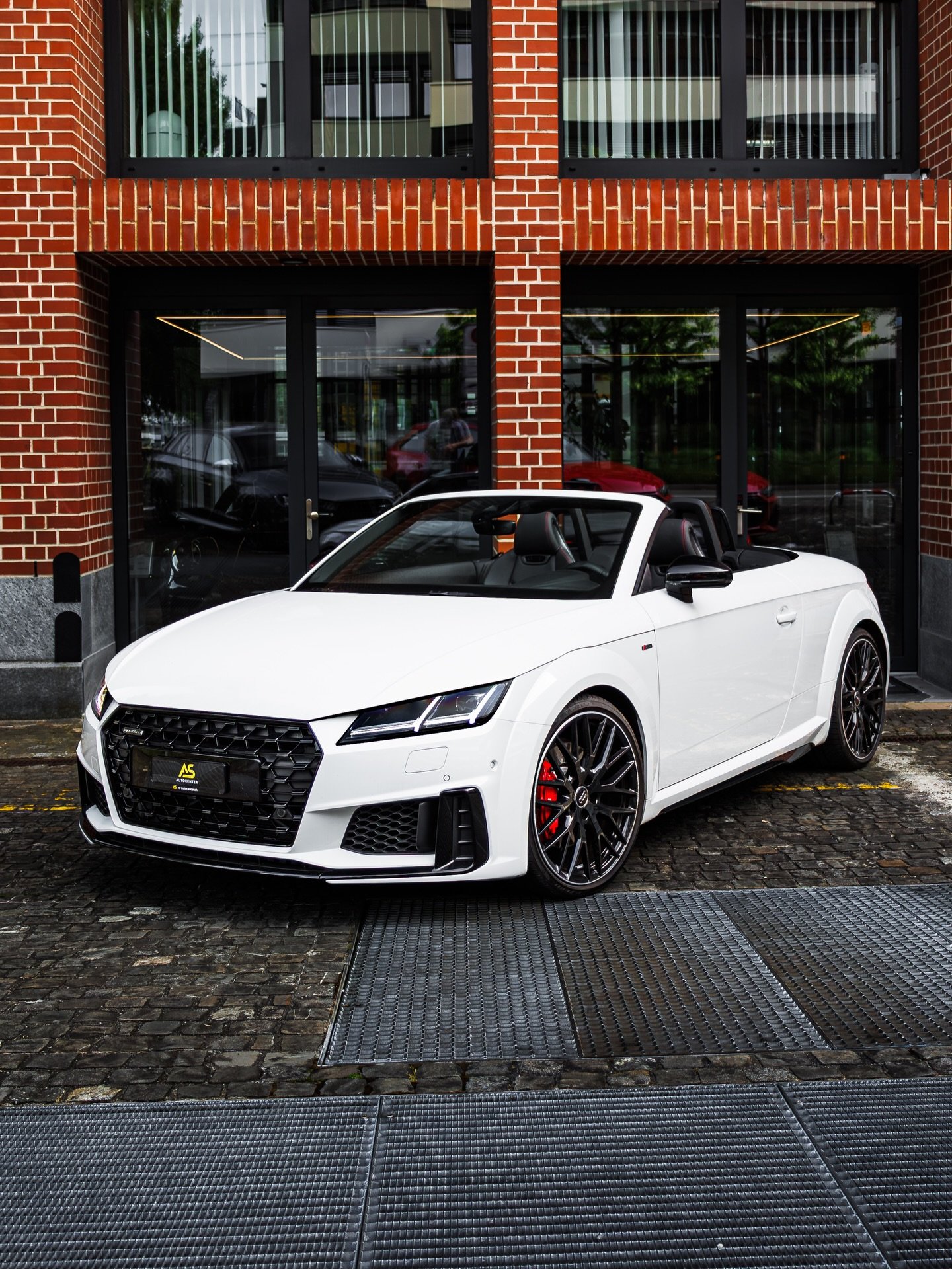 It's spring again! Take out the roadster and feel the sun ☀️ 

🚗 @as.autogallery.zh 

@audischweiz @audi 

#audi #auditt #tt #audiswitzerland