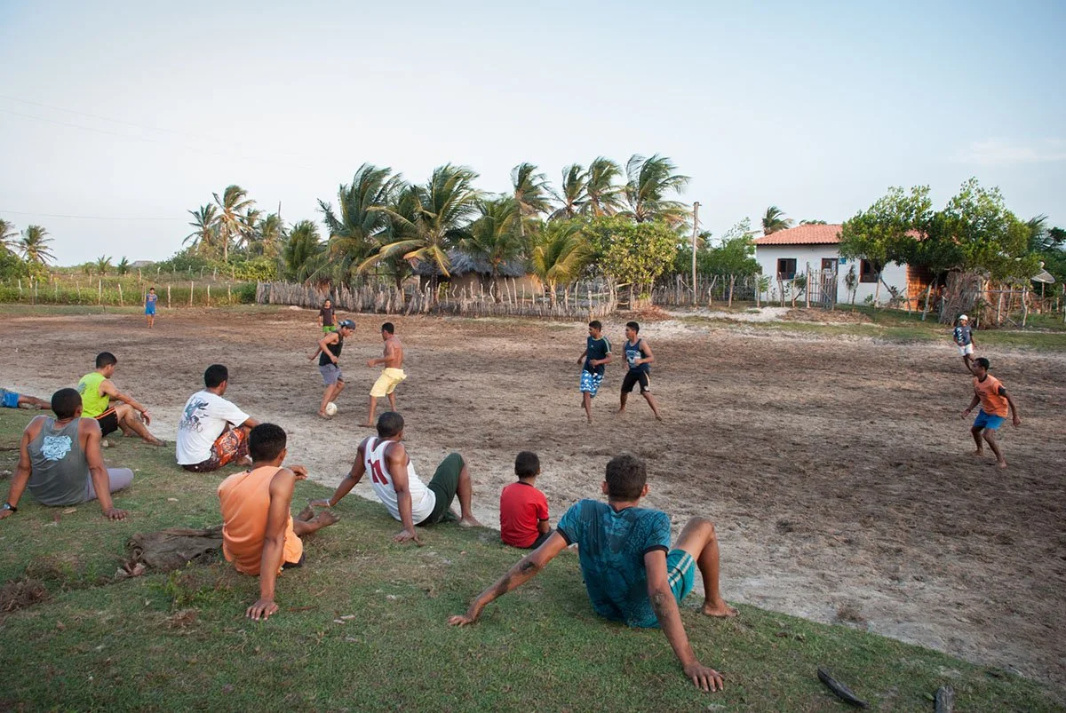 futebol-campo-de-terra.jpg
