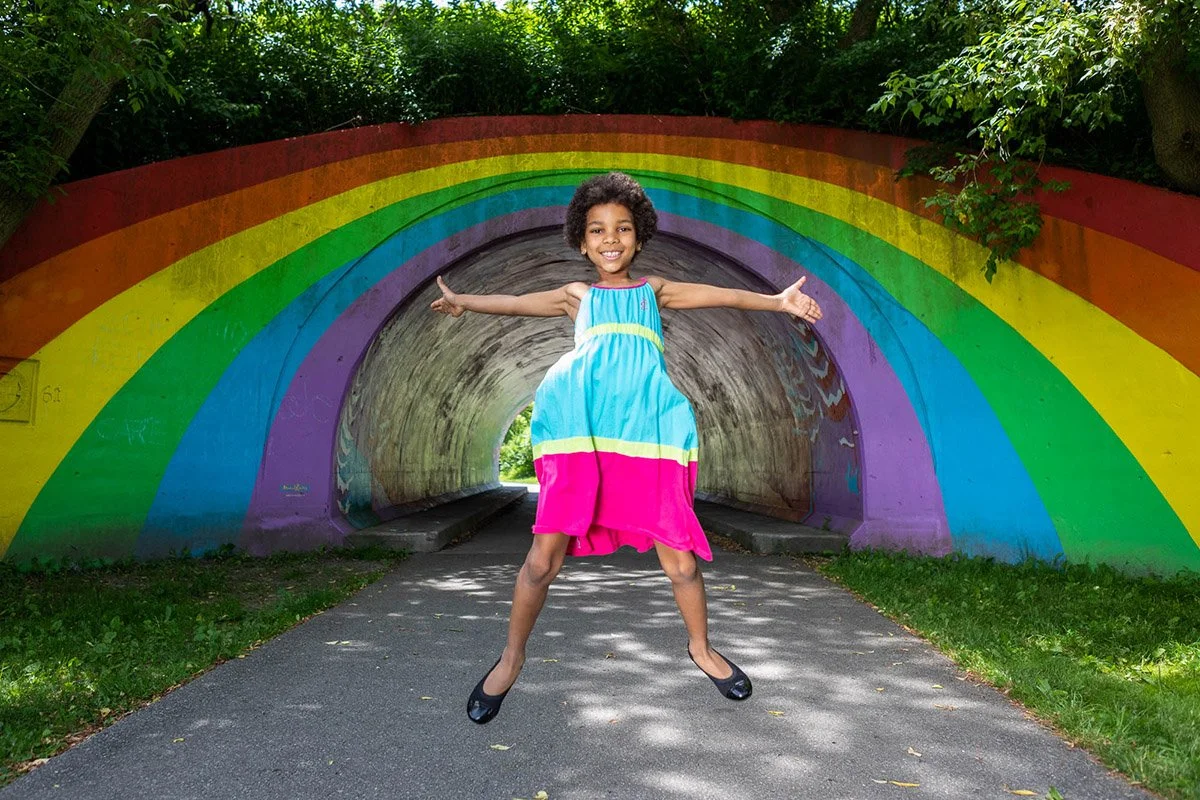Nelly Arno represents joy through movement.