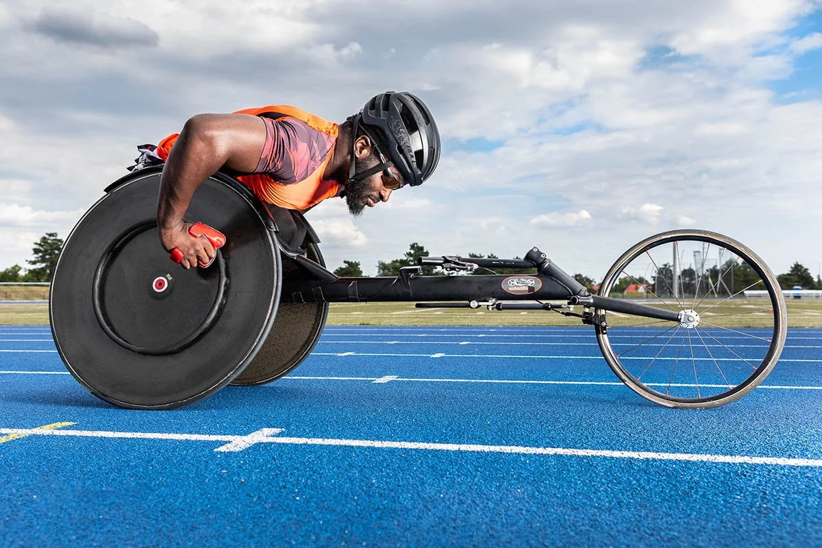 Atleta de corrida em cadeira de rodas posa para um retrato antes de competir