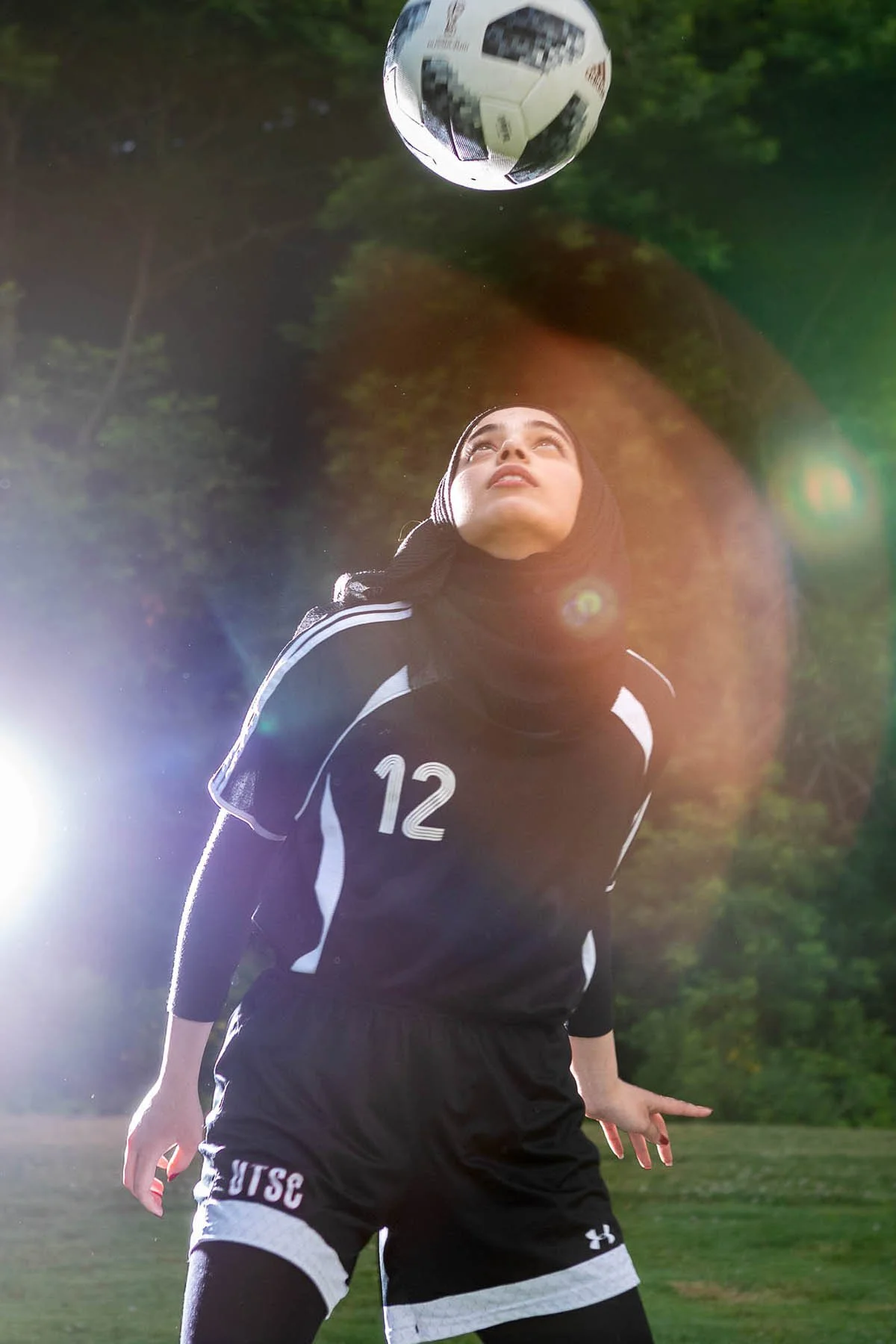 Batool treina com colegas de equipe, representando mulheres muçulmanas no esporte.
