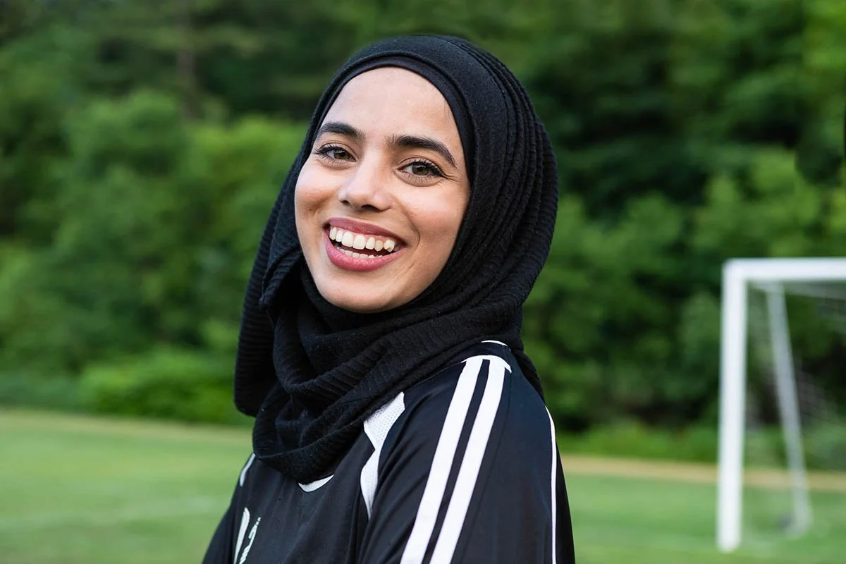 Batool Naqvi joga futebol usando hijab.