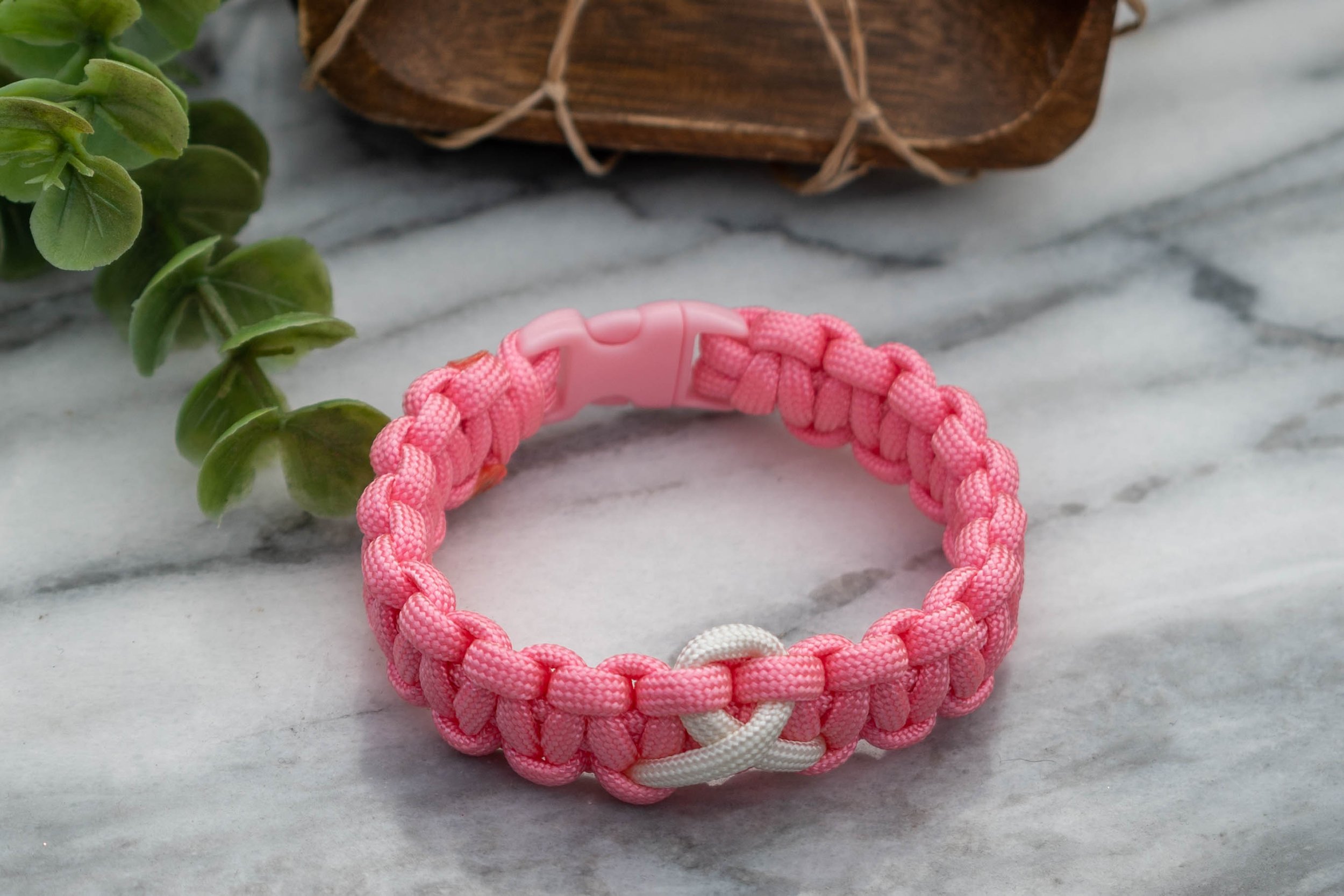 Help! How in the world to make this? Looks to be tri-color paracord bracelet.  I have no idea how to make this with 3 cord. : r/paracord