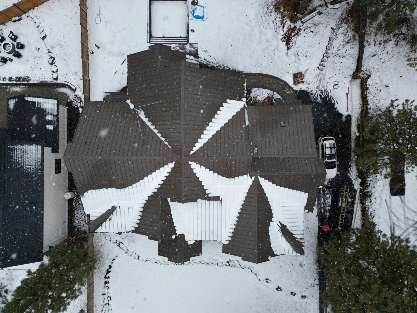 Ice dams can turn minor roof damage into major interior repairs. Proper insulation, ventilation, and snow removal make all the difference. Call us to schedule an inspection before the freeze sets in. #IceDams #WinterMaintenance #GreenleeRoofing