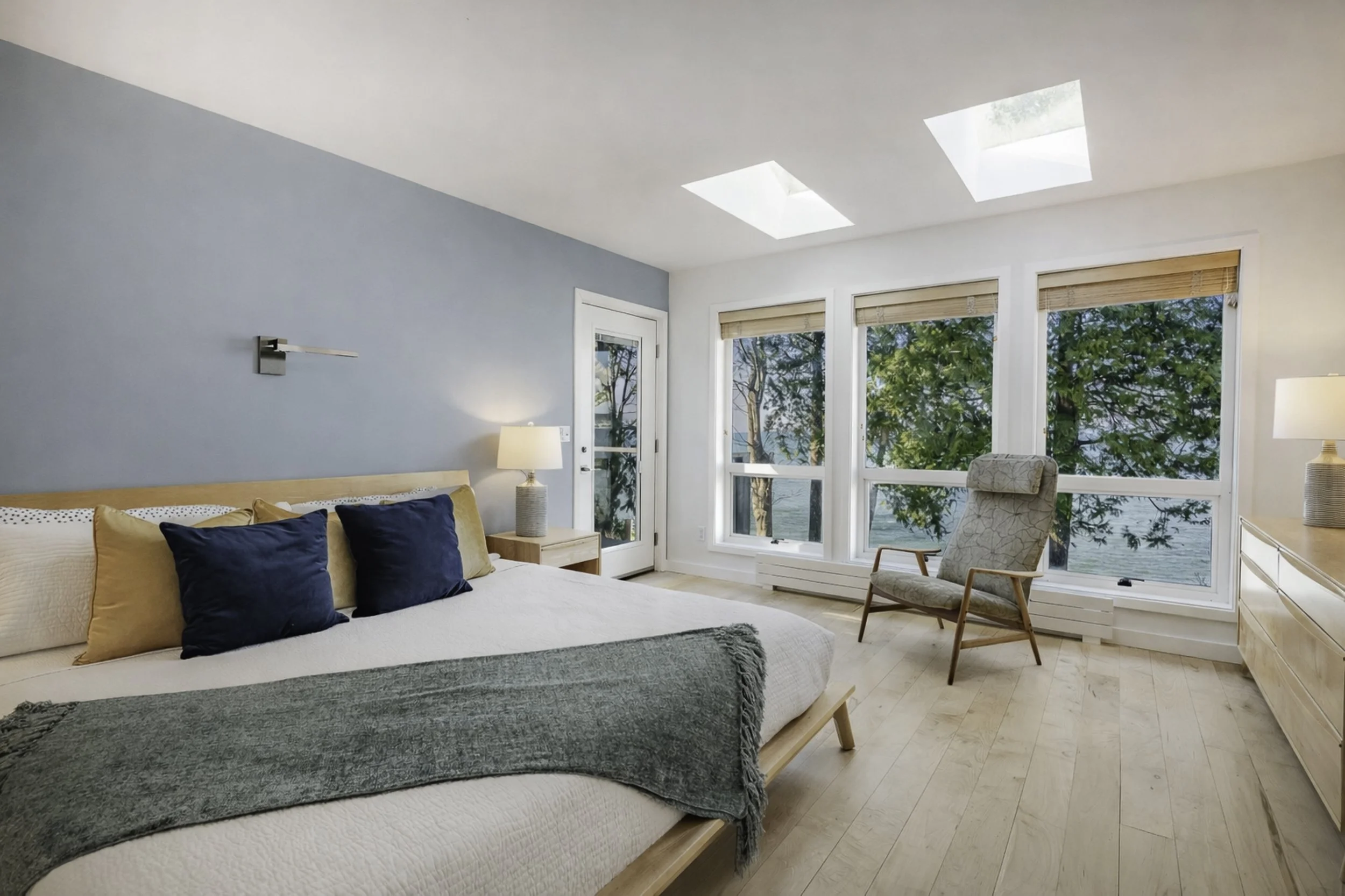 6955 BB Dr bedroom lamps.jpg