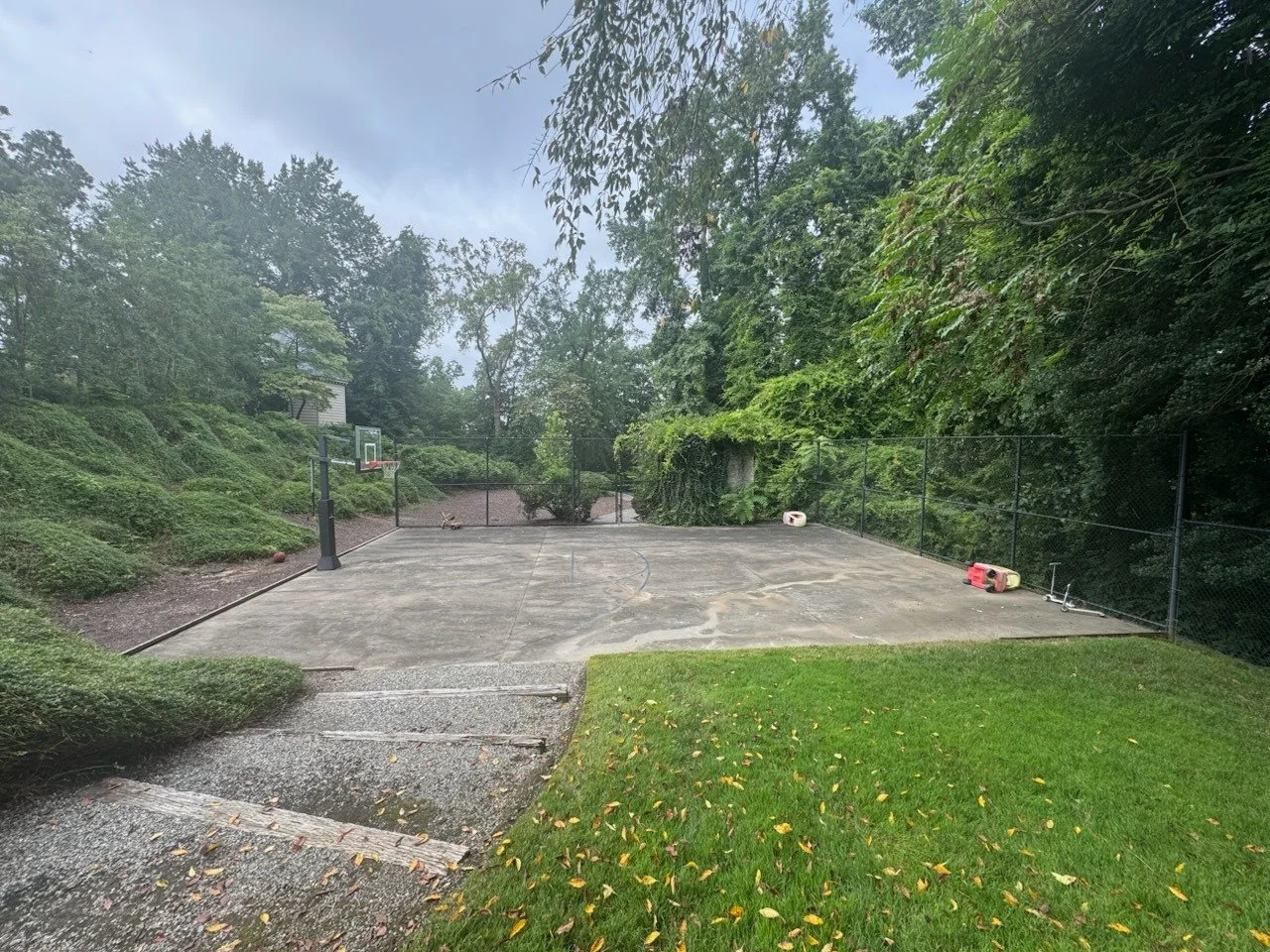 🦆💦 This basketball court was looking a little fowl before we showed up&hellip; but after a good power wash, it&rsquo;s a full slam duck transformation! 🏀✨

Our customer called because his son was starting basketball lessons, and the court needed s