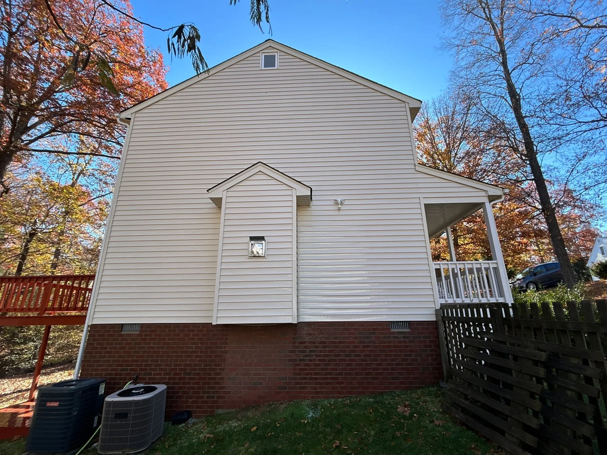 It&rsquo;s amazing what a little cleaning can uncover&mdash;like, &ldquo;Oh hey, that is white vinyl siding!&rdquo; 

One quick wash and this home went from &ldquo;who lives here?&hellip;&rdquo; to bright, shiny, and proud to be seen again.

Ducky Po
