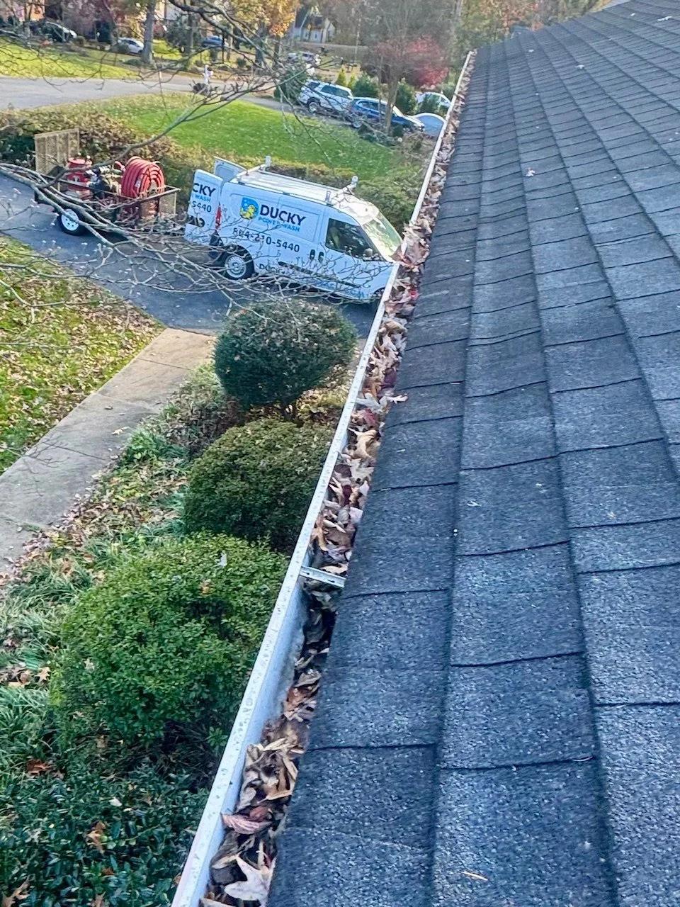 When your gutters are stuffed like a Thanksgiving turkey 🦃&hellip; It's time to call in the Ducky crew!

This home&rsquo;s gutters were overflowing with leaves, but our vacuum system (and that trusty Ducky van in the background!) is ready to clear t