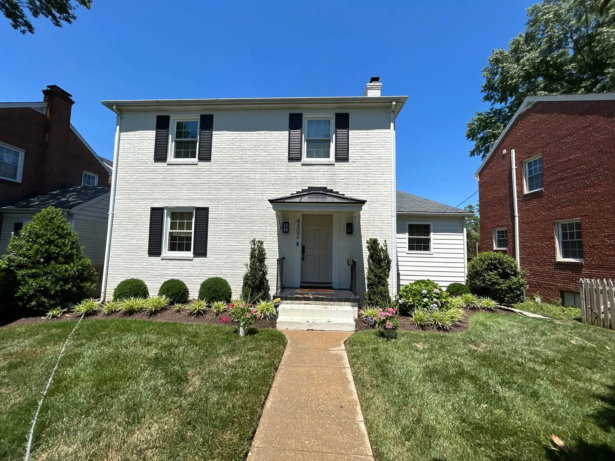 From top to bottom, this home got the full makeover! ✨ Our team cleaned the entire exterior, including the deck and sidewalks, bringing everything back to life and boosting curb appeal all around. We always love the opportunity to work in the City of