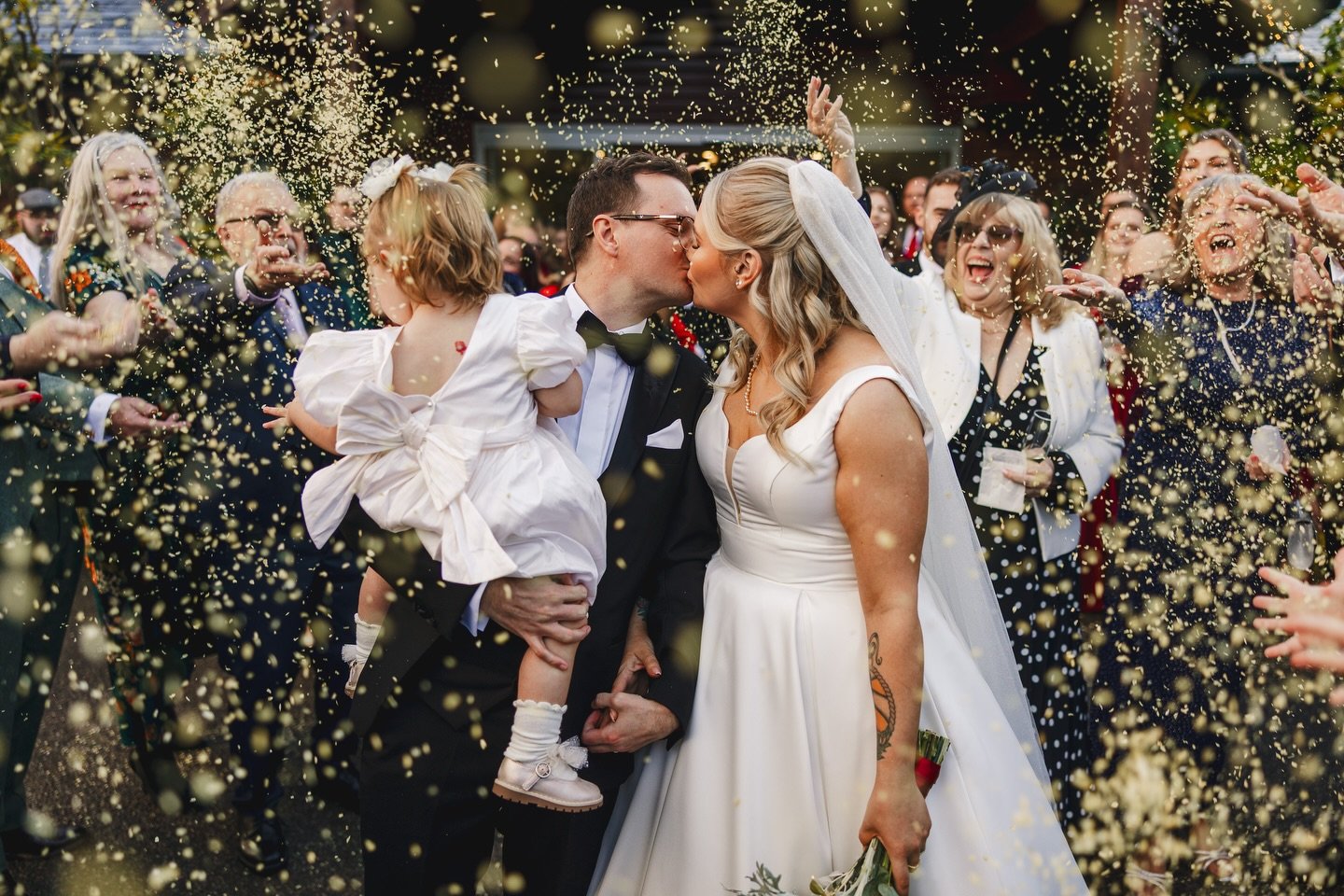 It&rsquo;s full gallery delivery day for Hannah and Jake! 🎉🎉🎉🎉

Big thanks to;

Venue - @draycotehotel 
Hair and makeup - @amylouisebeauty 
Dress - @wed2b 
Seamstress - @kerryarnoldltd
Groomsmen suits - @lineys.brides
Cake - @stokebakery_shop
Flo