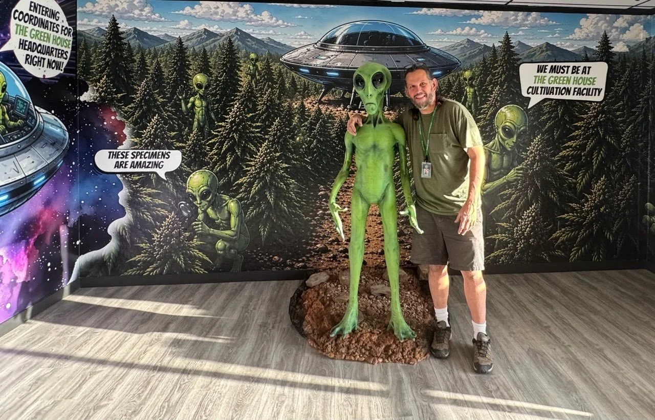 Pose with our Alien in Roswell, New Mexico