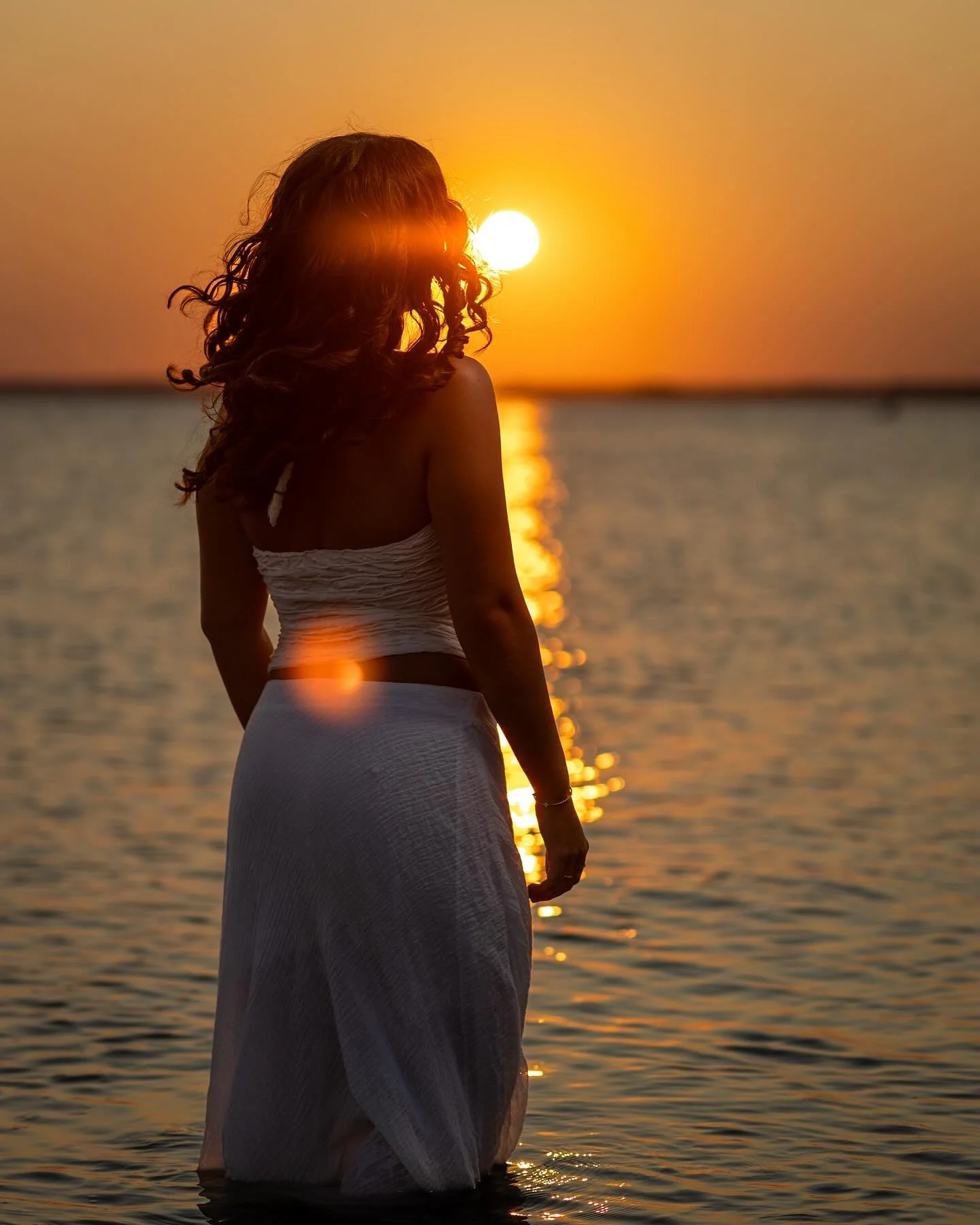 Looking into the sunset&hellip;love this shot. 

#seniorportraits #sunset #hammonassetbeach #madisonct #classof2026 #portraitphotography