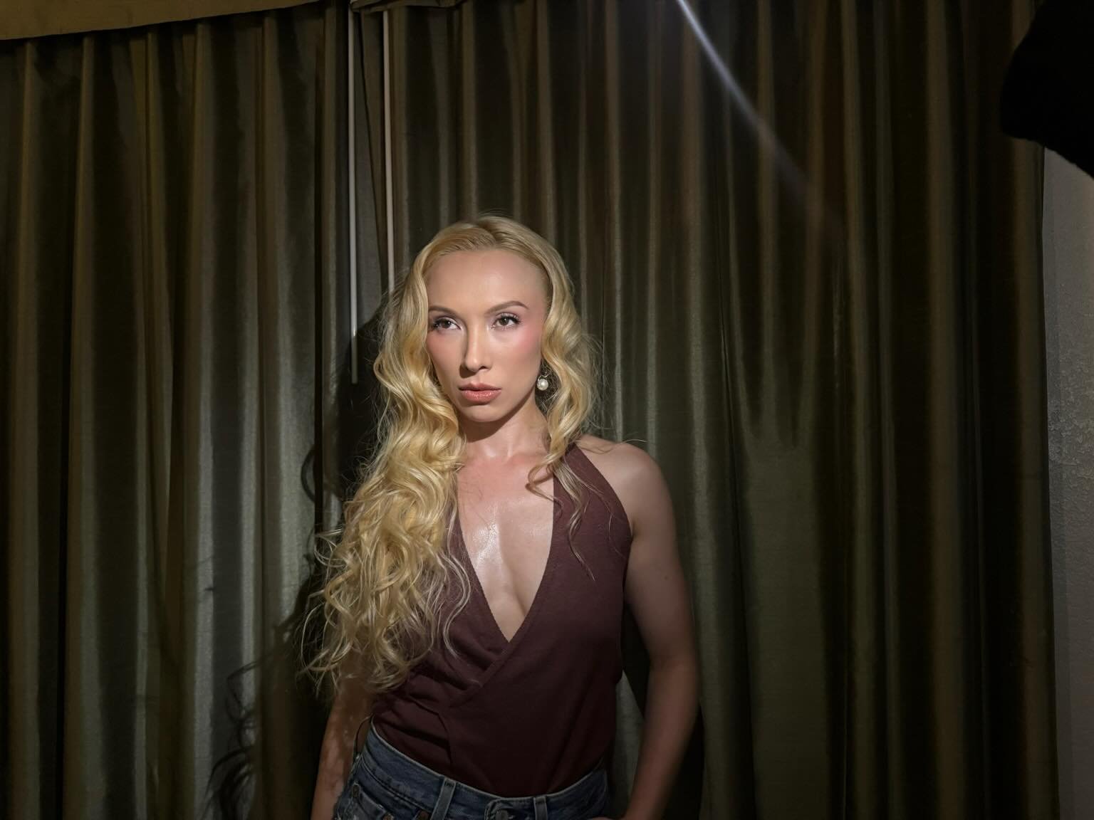 Iconic TEAM GLAM Hair and Makeup : Jaime Diaz @jaime.creates 💸 Hair : Sergio Ruiz @sergiocheveu 💵Meilin Gray as &ldquo;CHARLOTTE&rdquo; @meilinbae 🤑 @pyramyd.studio #NightDrive #BTS #ErinRion #GLAM #hairandmakeupartists