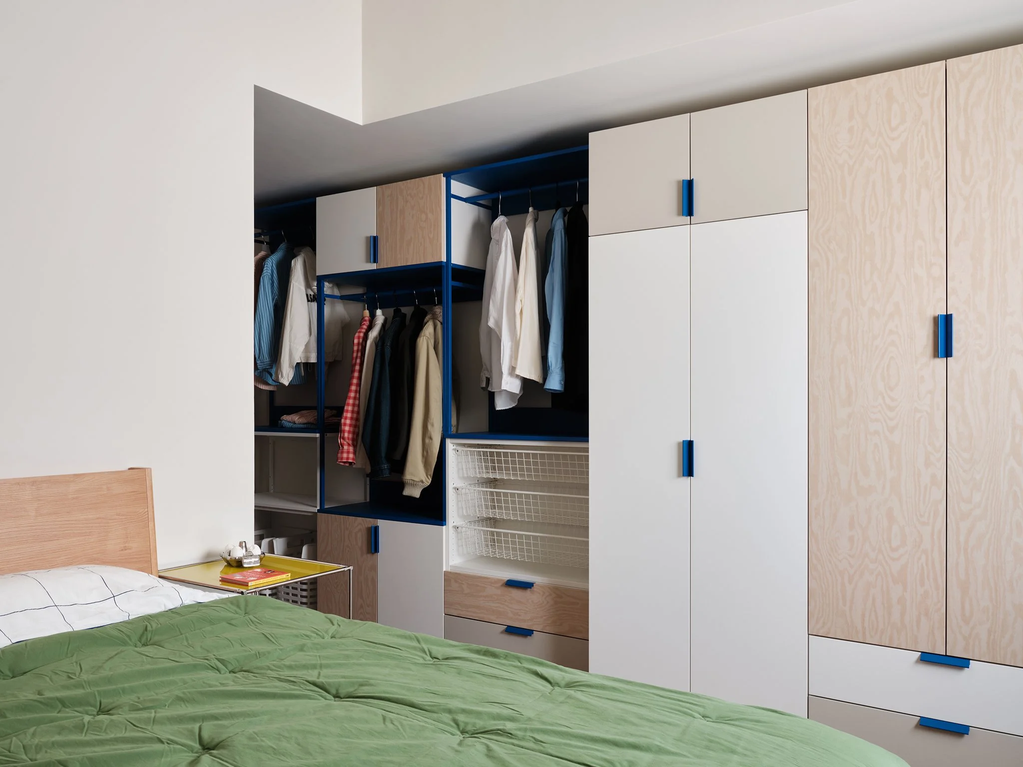 臥室空間｜開放式衣櫃與木質收納系統設計