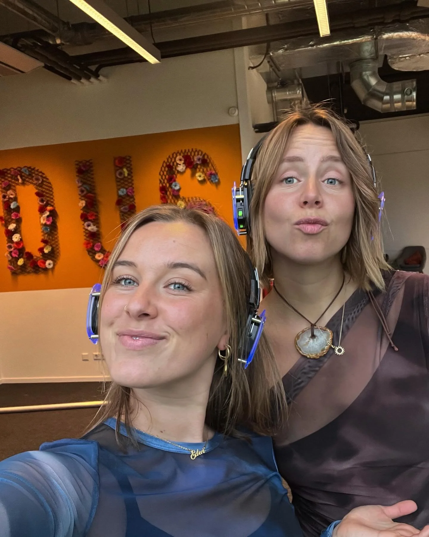 Turning boardrooms into dancefloors ❤️

Little December dump: opening hearts of lawyers and young managers and everything in between!! 🎄

Thank you @frankwatching @therecharge.club @ggdregioutrecht @rechtspraaknl