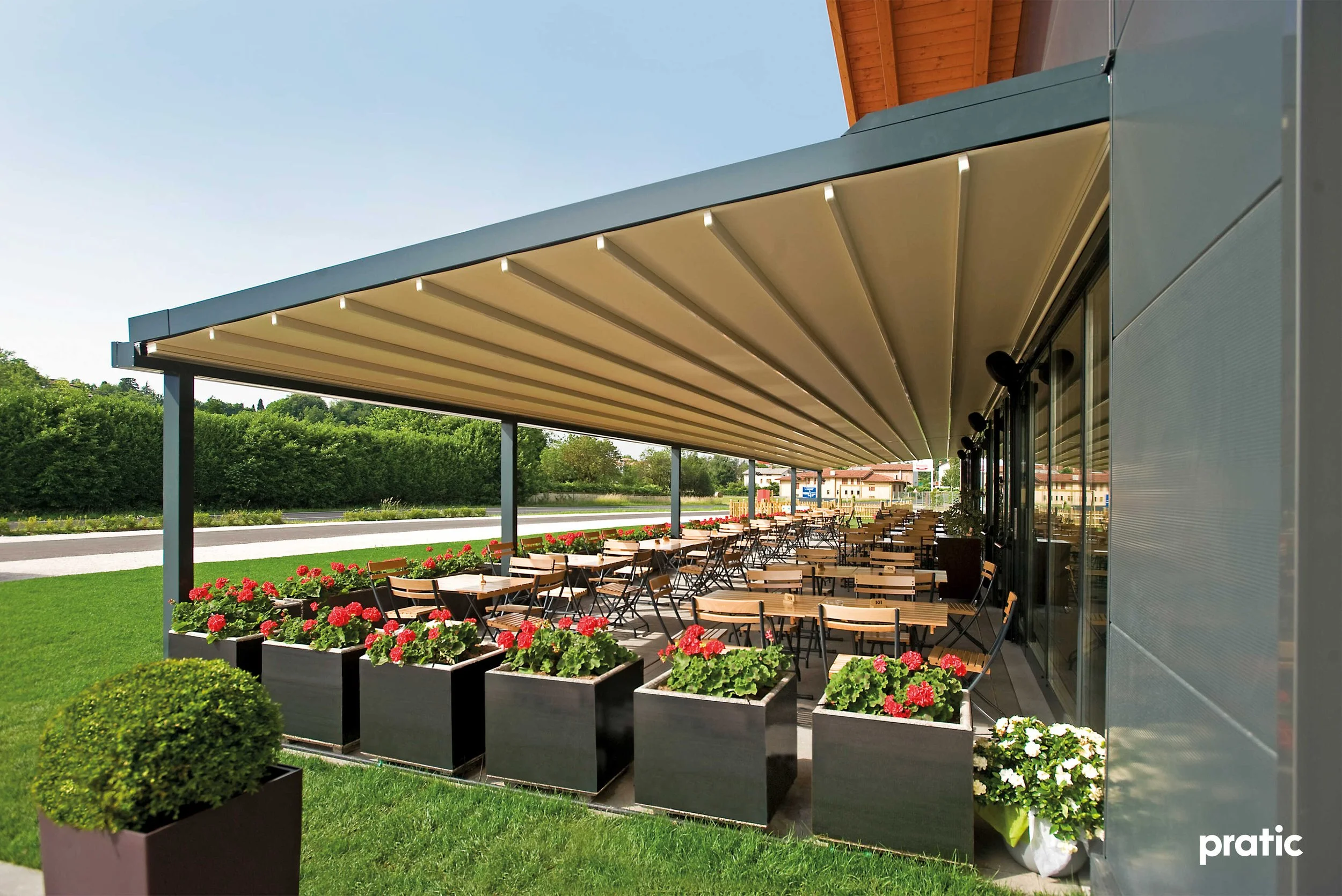 The Complete Guide to Choosing Between a Retractable Roof and Louvre Roof
