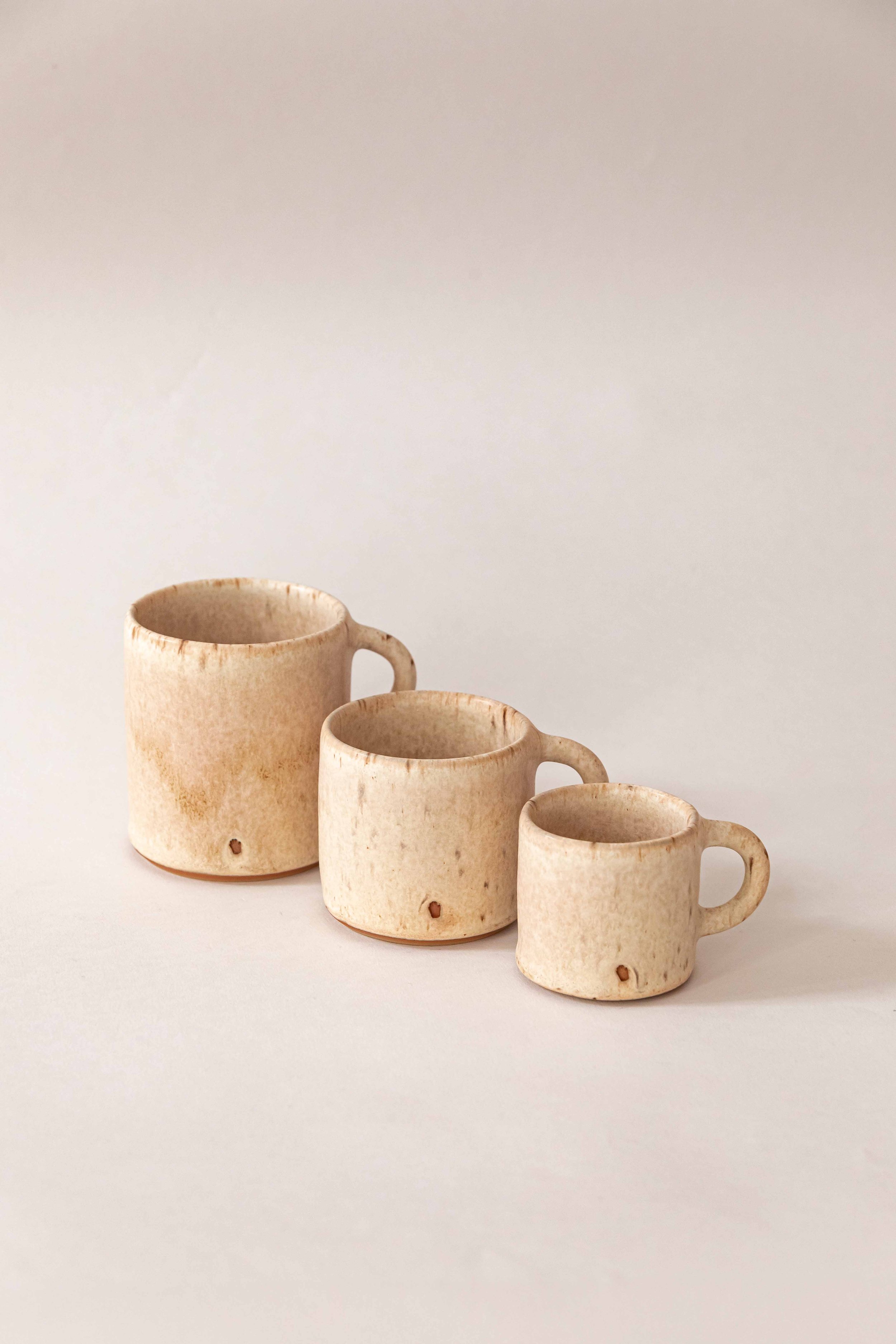 Céramique artisanale à Rennes. Des tasses en grès pour un objet du quotidien qui à du sens.