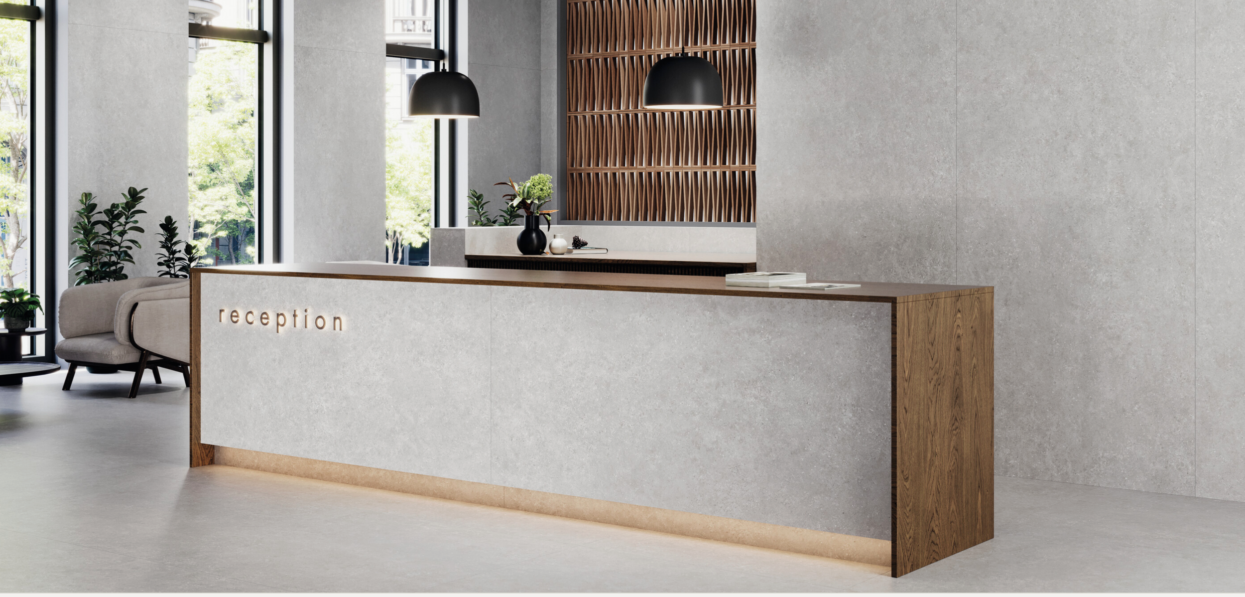 Reçuption moderne avec comptoir en pierre et bois, décor avec plantes, lampes noires suspendues, mur en bois design, grande fenêtre laissant entrer la lumière naturelle.