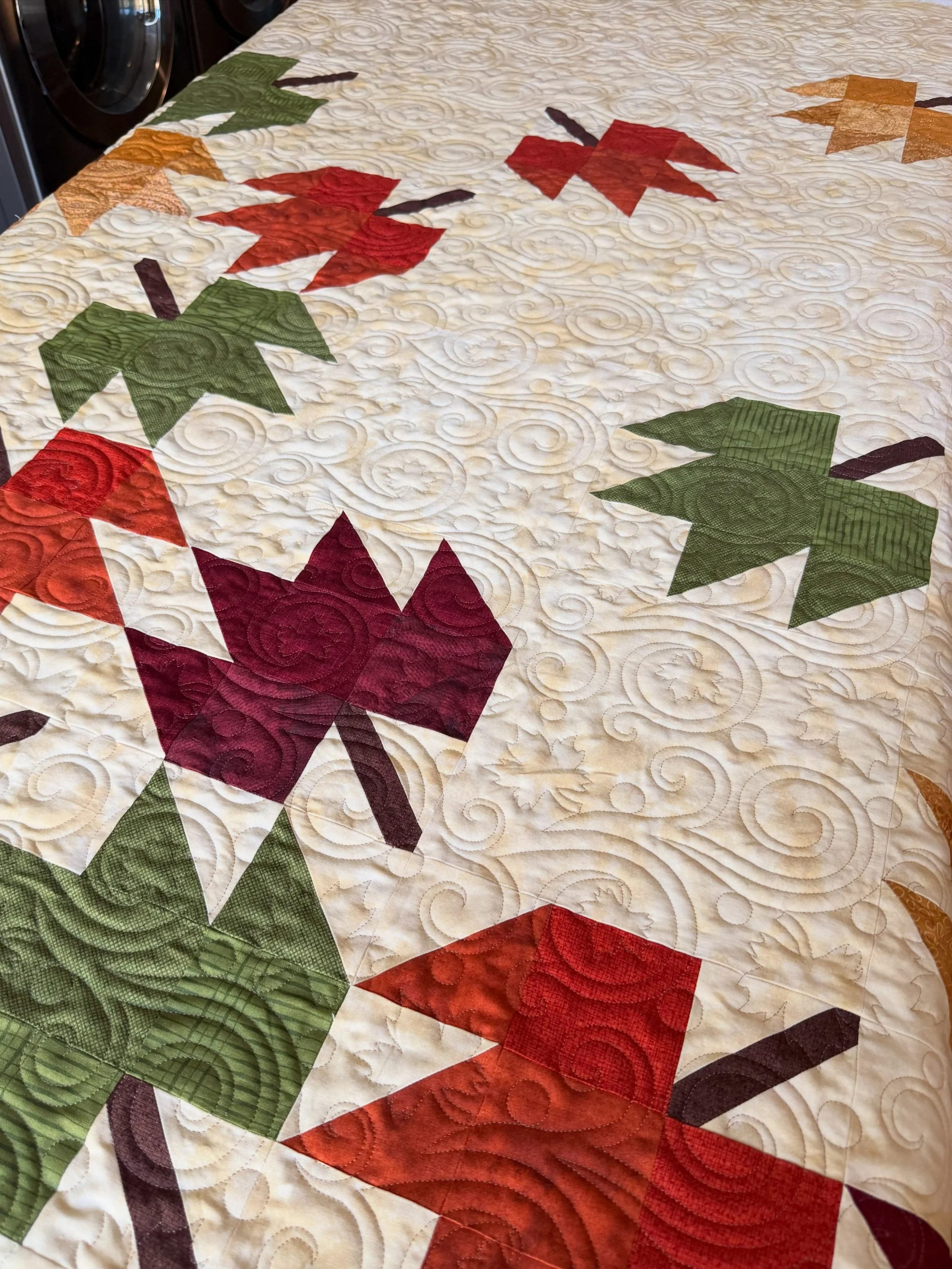 Lucky me! @cherrycityquilts sent me her beautiful #tumblingleavesquilt for longarming. It was a joy to bring her beautiful quilt to life with the lovely Maple Leaf Dreams panto by @thequiltingmill. It was the perfect choice! 

Thanks for sending this