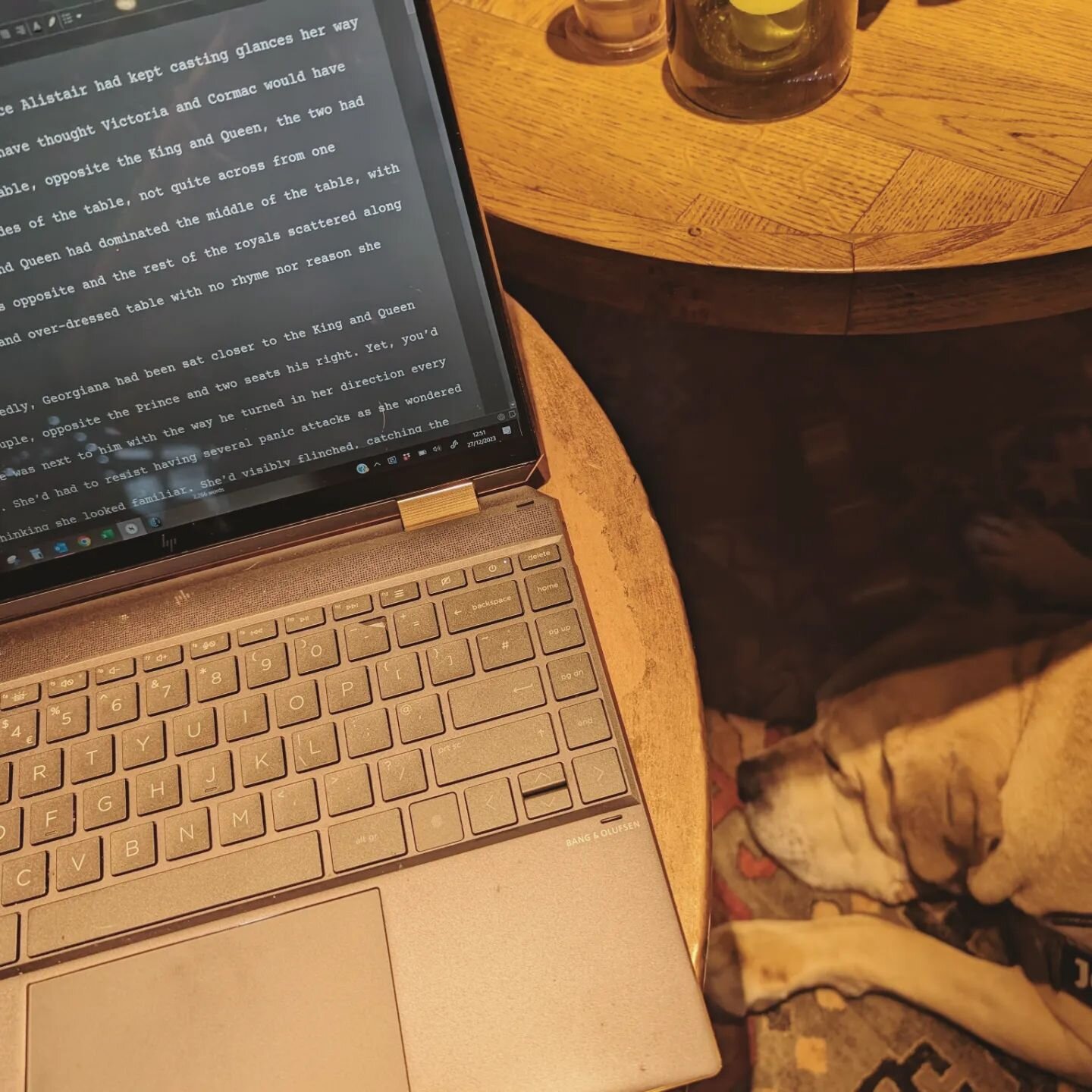 @jabba.the.mastiff is the perfect writing companion. We're at the @strettonfoxwarrington for a spot of lunch (no more roasts!) And a few drinks to get the creative juices flowing. 

#jabbathemutt #writing #amwriting #publunch #cocktails #creative #no