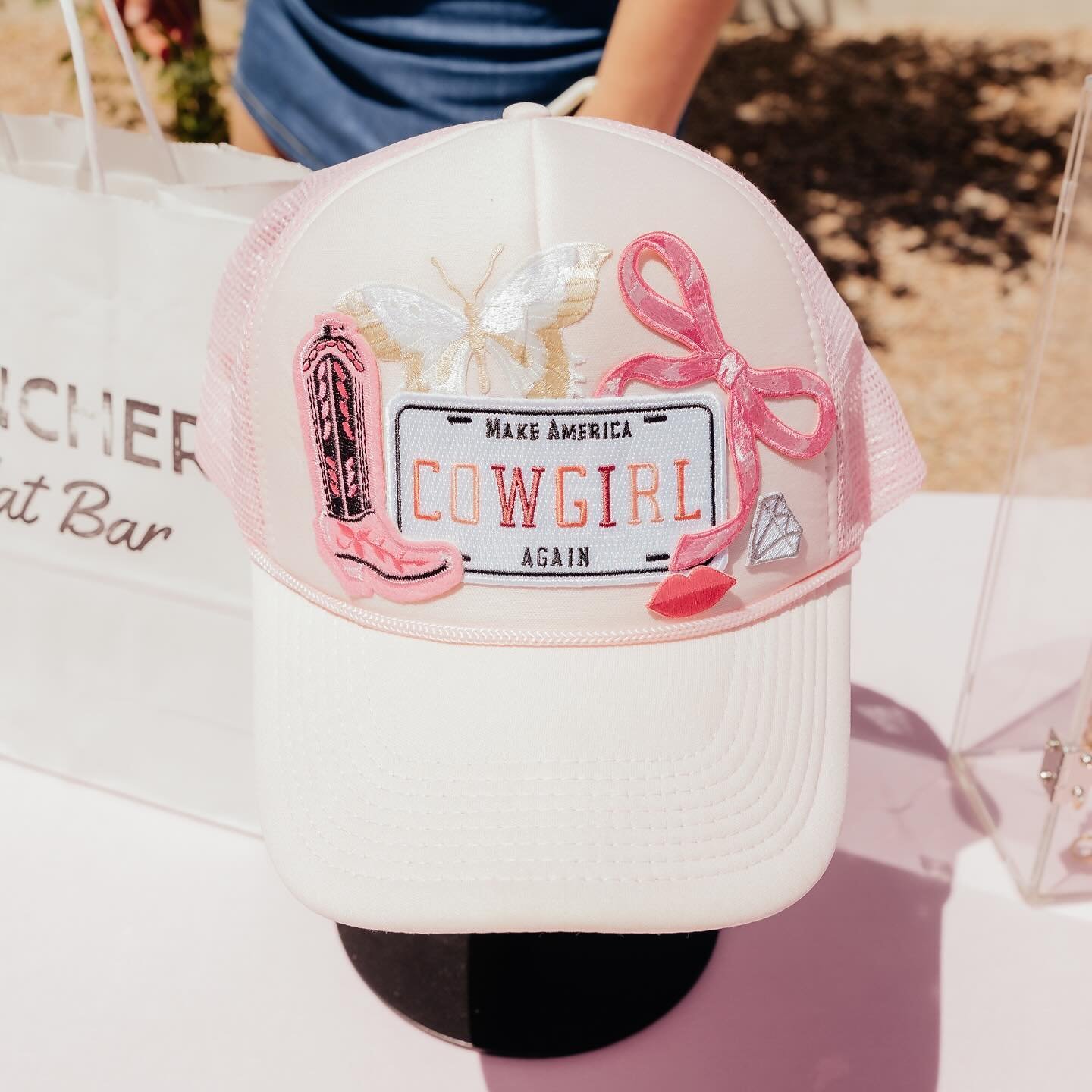 Who said trucker hats can&rsquo;t be glam?! 👄🩷

@rancherhatbar is Scottsdale&rsquo;s premier custom hat personalization experience that&rsquo;s tailored to your style whether you&rsquo;re looking for a rancher, cowboy or trucker hat ✨ It&rsquo;s no