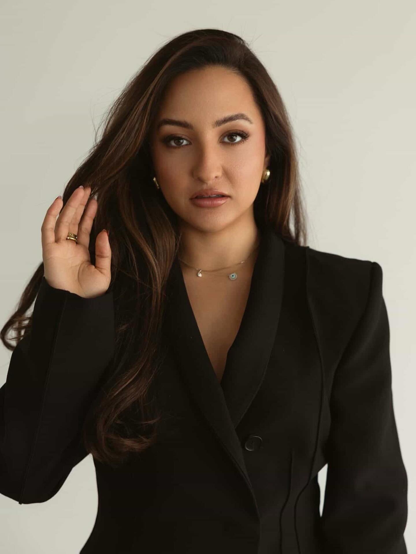 Now representing @valnicholsmakeup 💄 A seasoned celebrity &amp; bridal makeup artist + beauty content creator with 15+ years of experience, specializing in luxury, high end glam 👄 Known for her signature polished, elevated artistry and exclusive pr