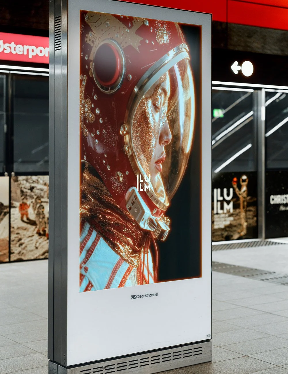 Portræt af person med blond hår iført en glat sort dragt med små nitter på en lyserød baggrund.