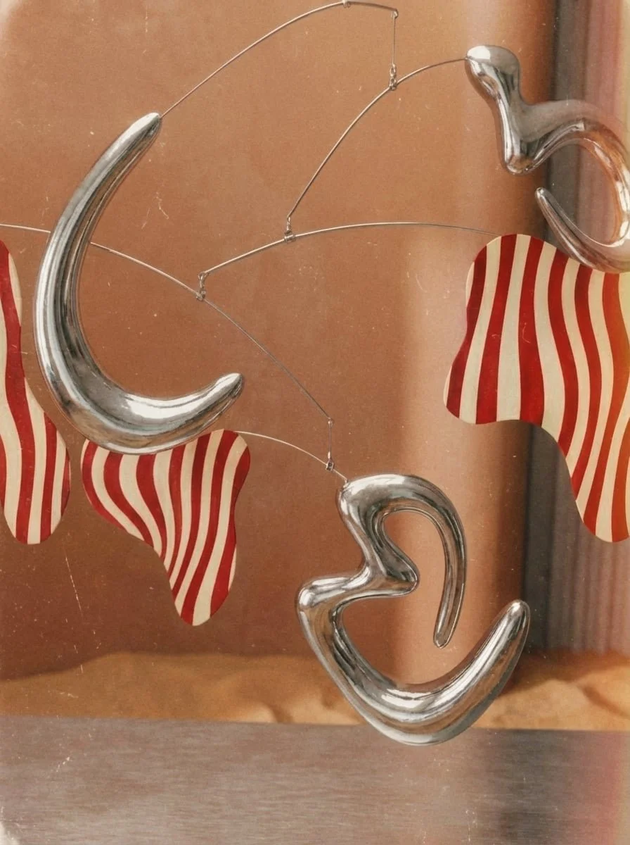 Sløret cirkulært mønster med farveovergange i røde, orange, gule og grønne nuancer.