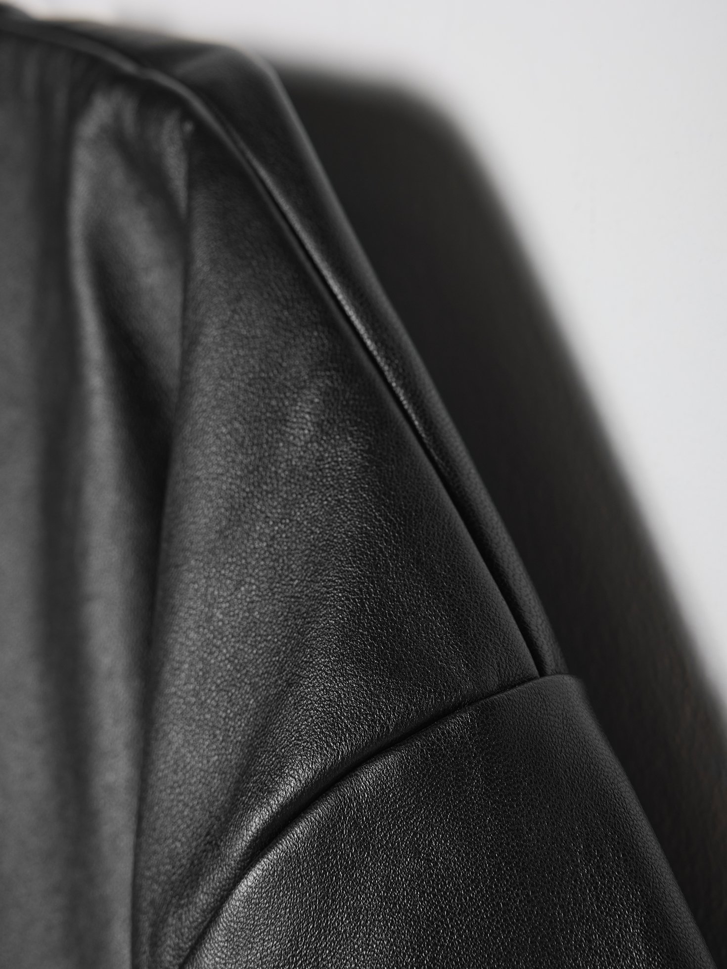 Leather T-Shirt No.004_black_oversized_cropped_timeless_genderneutral_madeingermany_minimalistic_aesthetic_NUMÉRO202020.jpg8.jpg