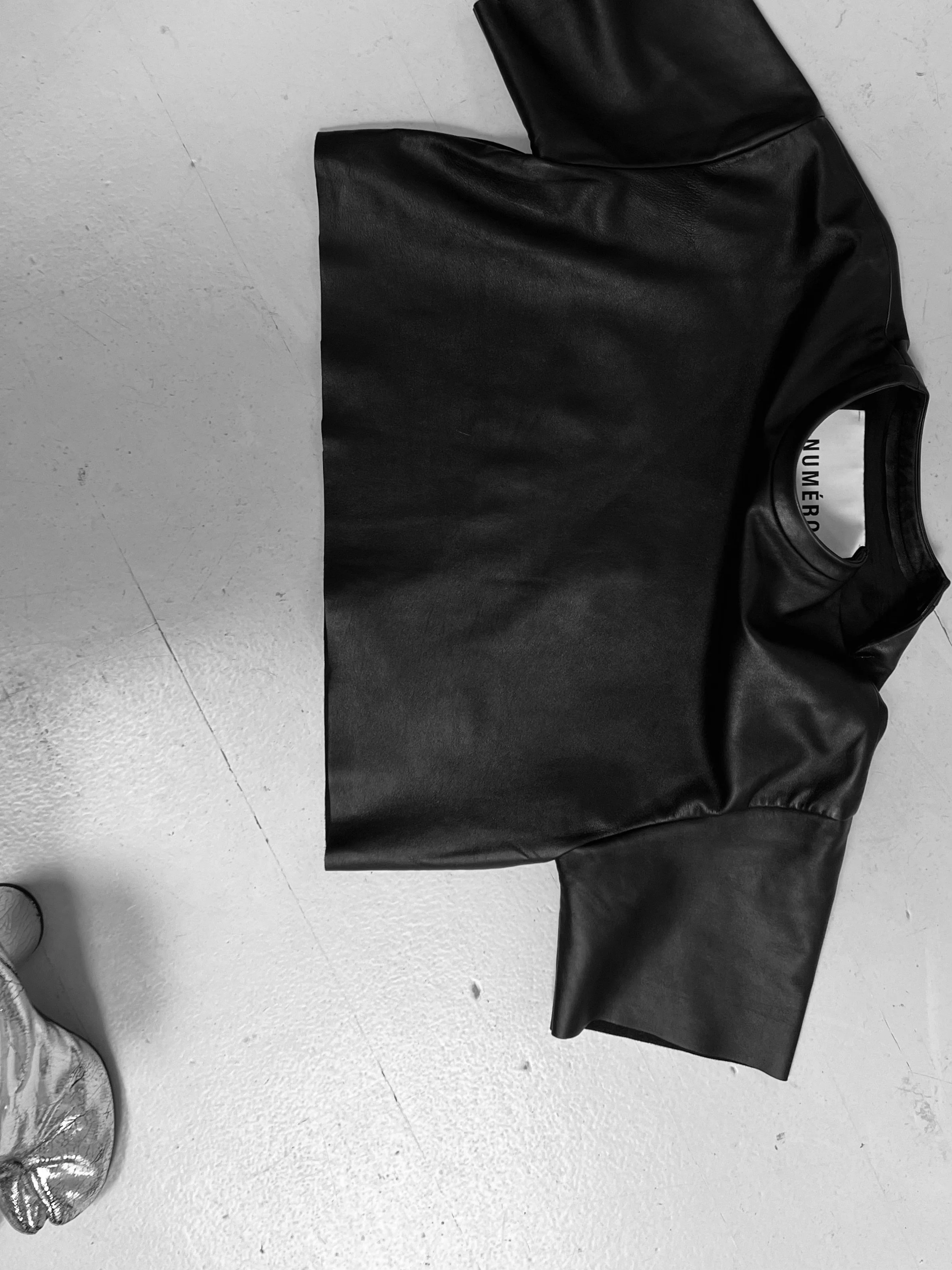 Leather T-Shirt No.004_black_oversized_cropped_timeless_genderneutral_madeingermany_minimalistic_aesthetic_NUMÉRO202020.jpg3.jpeg