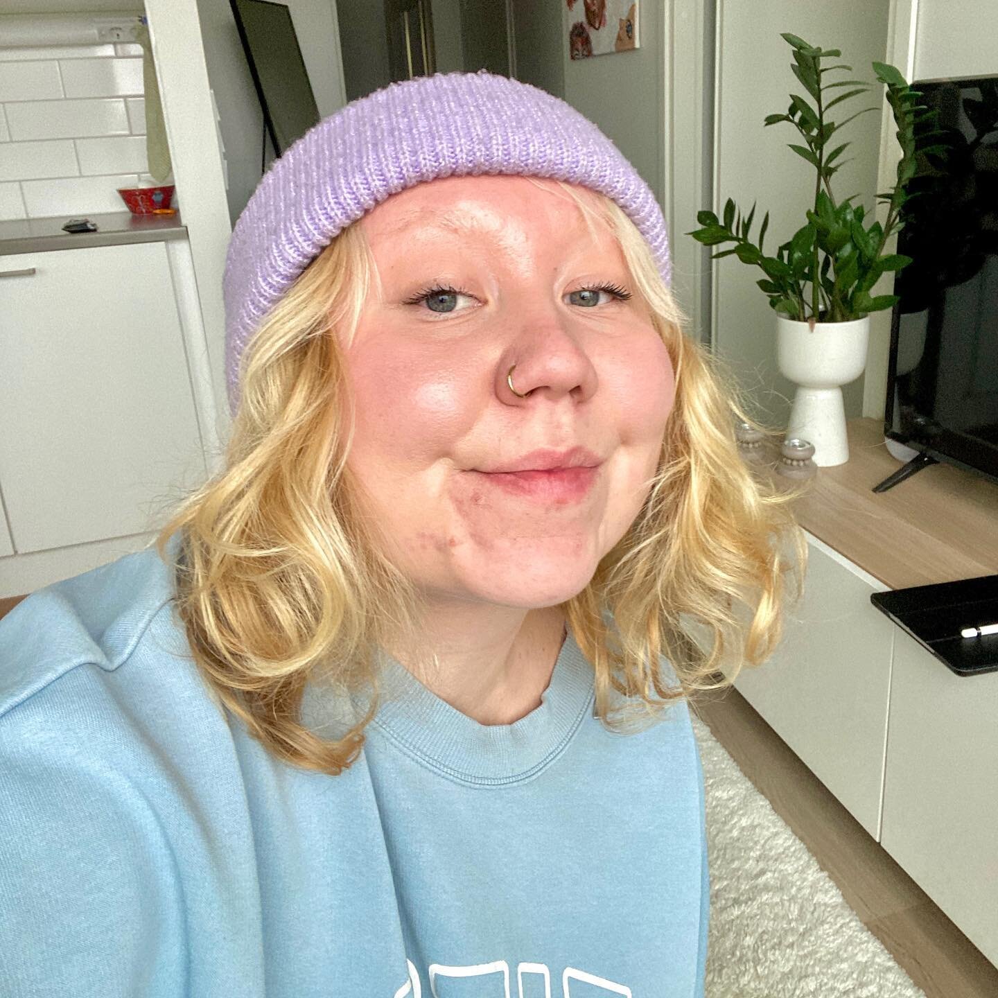 Kuulin t&auml;n&auml;&auml;n, ett&auml; musta oli k&auml;yty keskustelu kahen vanhemman ihmisen v&auml;lill&auml;. 
Toinen oli kyselly oonko ty&ouml;t&ouml;n vai miten en oo t&ouml;iss&auml; keskell&auml; p&auml;iv&auml;&auml;. (logiikka:-D) Toinen o