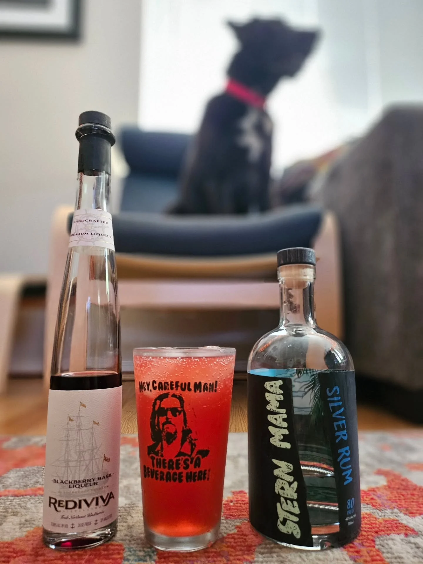 Looking for a tasty drink for the weekend?

3 parts Stern Mama Silver Rum
1 part @redivivadistilling's Blackberry Basil Liqueur
Top off with sparkling strawberry lemonade over ice

Cheers 🍹