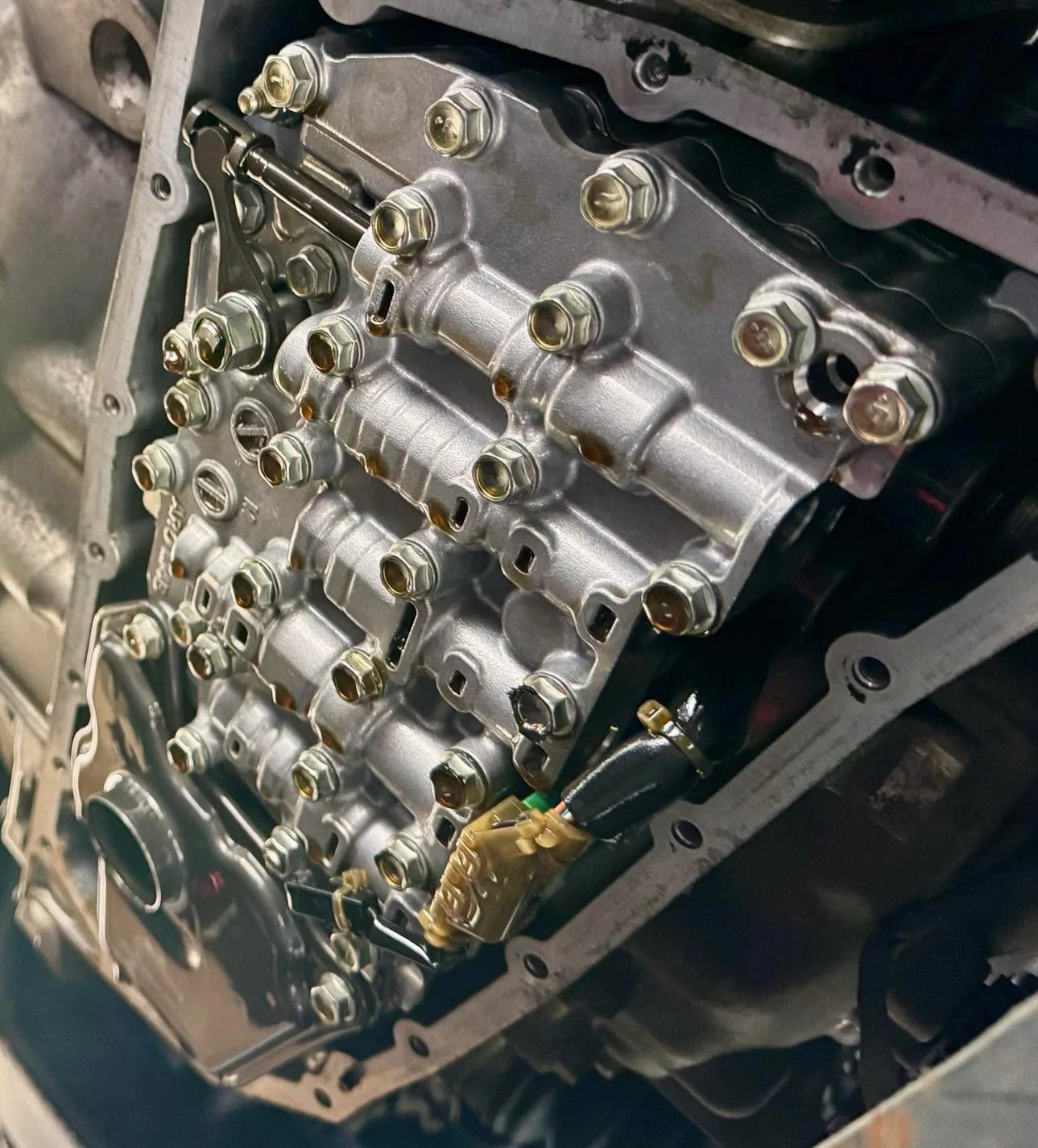 I completed a transmission flush and strainer/filter change for the first time!! My mom would be so proud 🤩 Had no idea they look like this inside 🤯